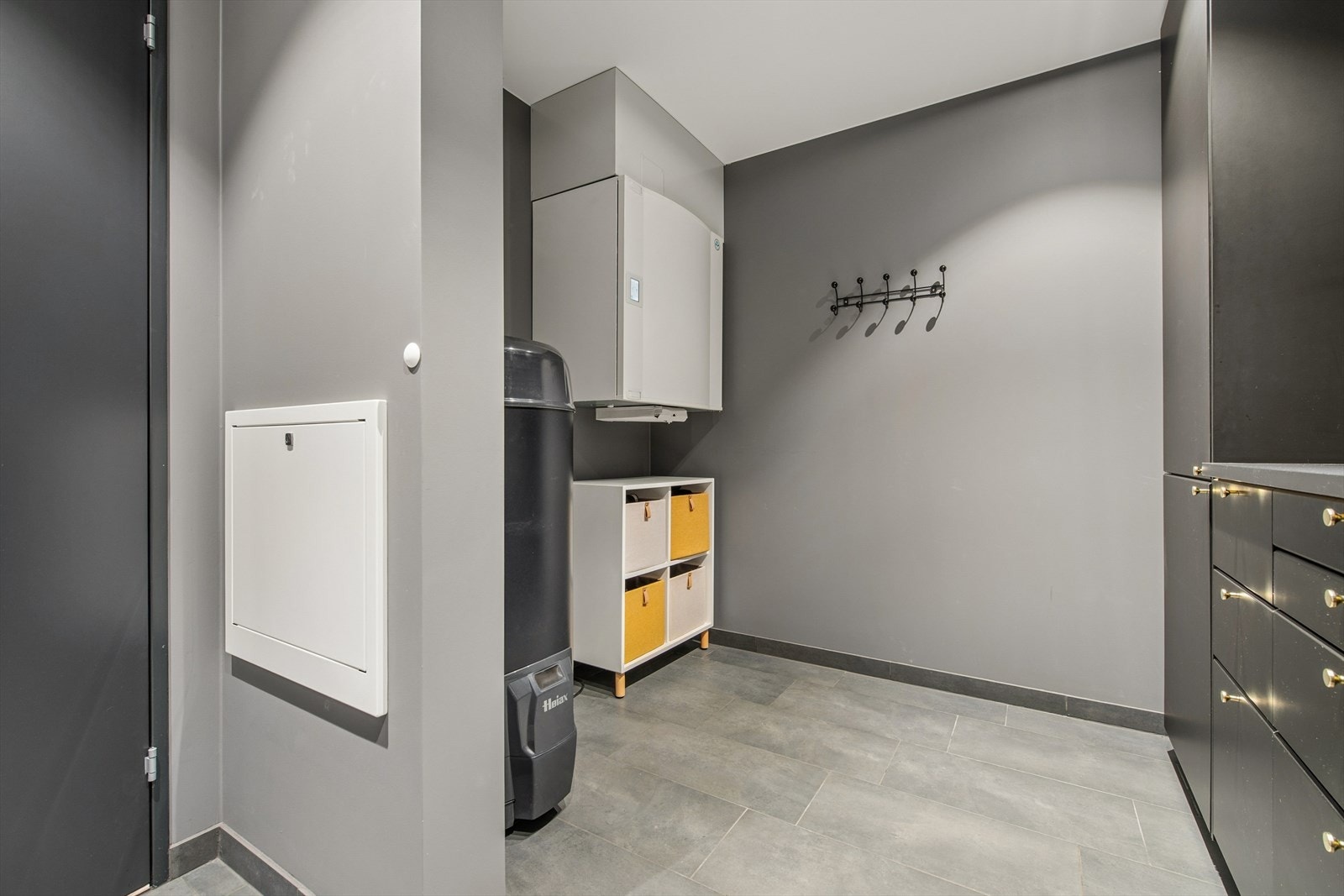 Vaskerommet fungerer også som teknisk rom, med plassering av balansert ventilasjonsanlegg og varmtvannsbereder. Galleribilde