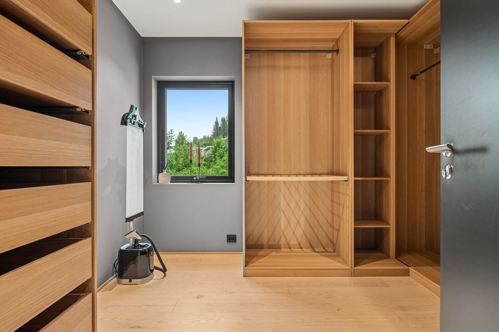 Rommet benyttes i dag som et walk-in-closet med god lagringsplass og ligger i underetasjen, men er opprinnelig godkjent som soverom, jf. byggetegninger. Galleribilde