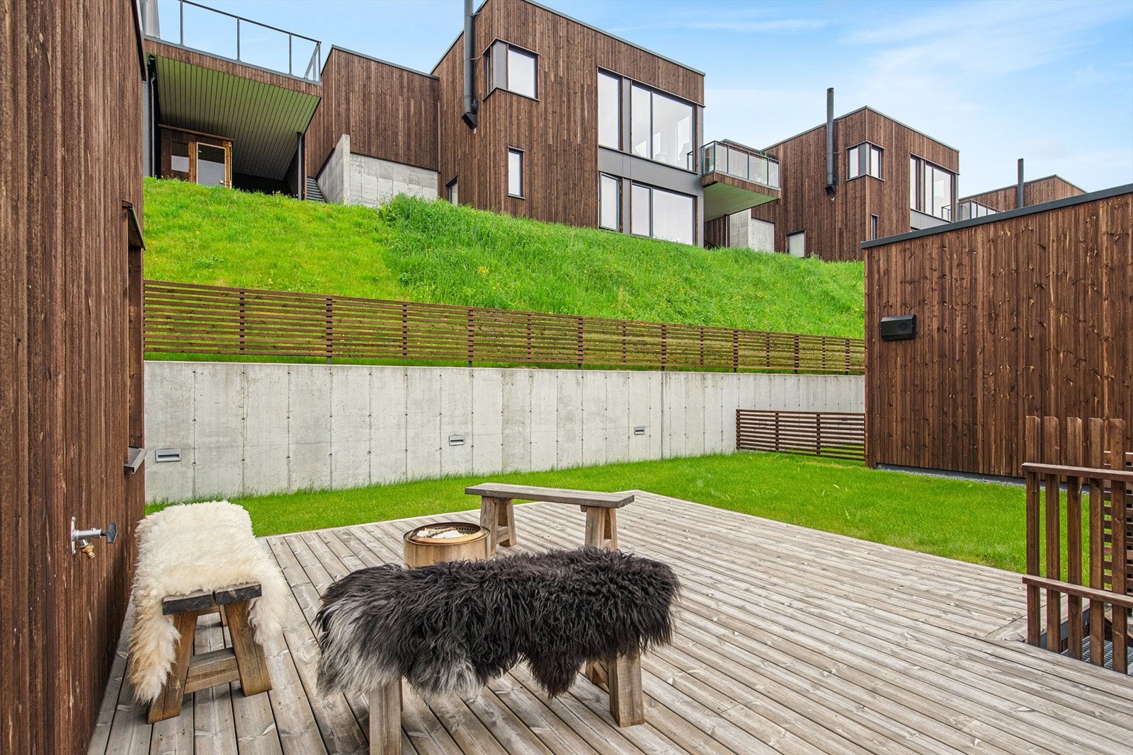 Tomten er pent opparbeidet med gruset gårdsplass og plenarealer. Galleribilde
