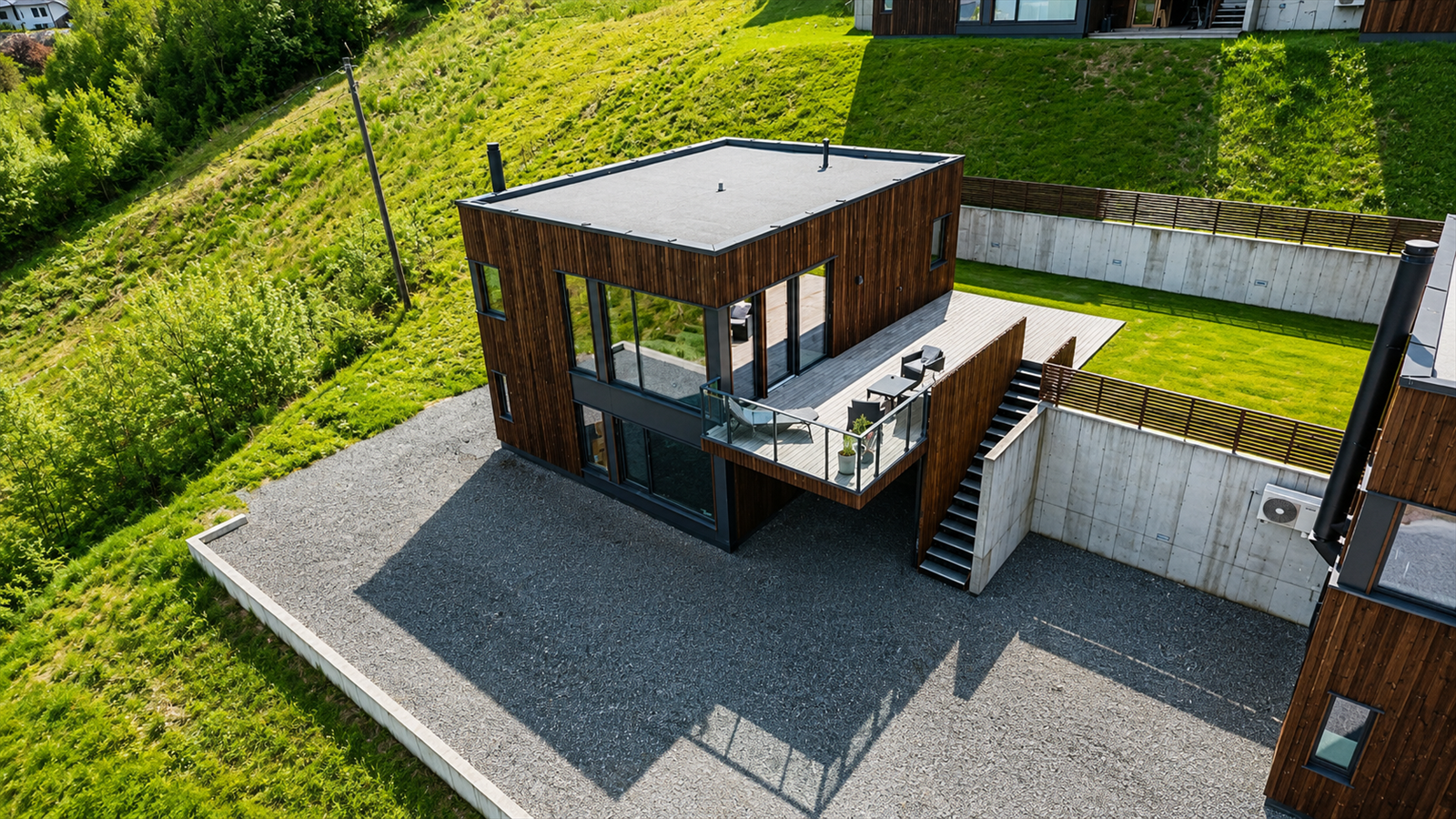 Fra terrassen er det en utvendig trapp i metall ned til gårdsplassen ved carporten. Galleribilde