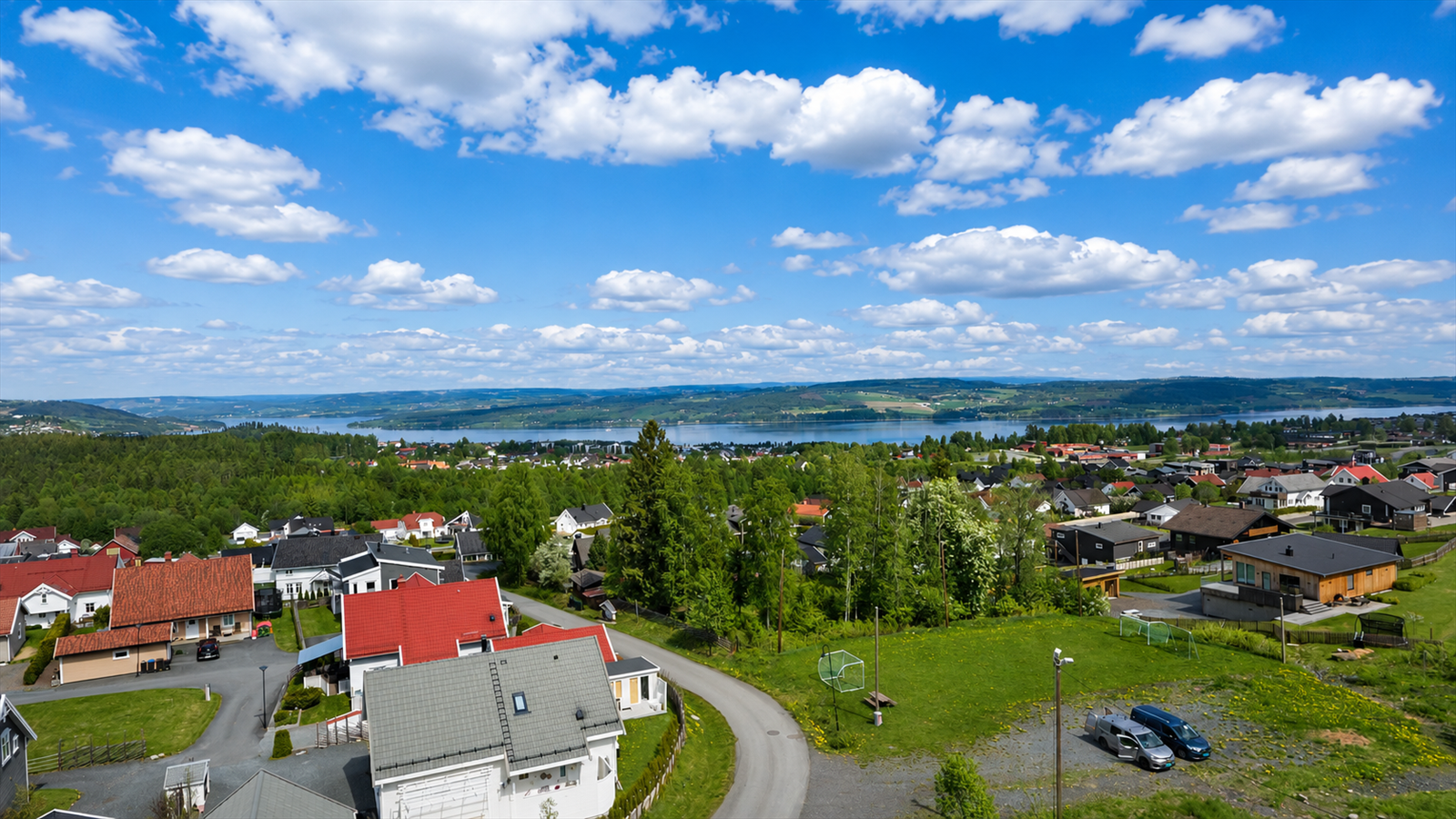 Høyt og fritt beliggende med utsikt mot Mjøsa. Galleribilde