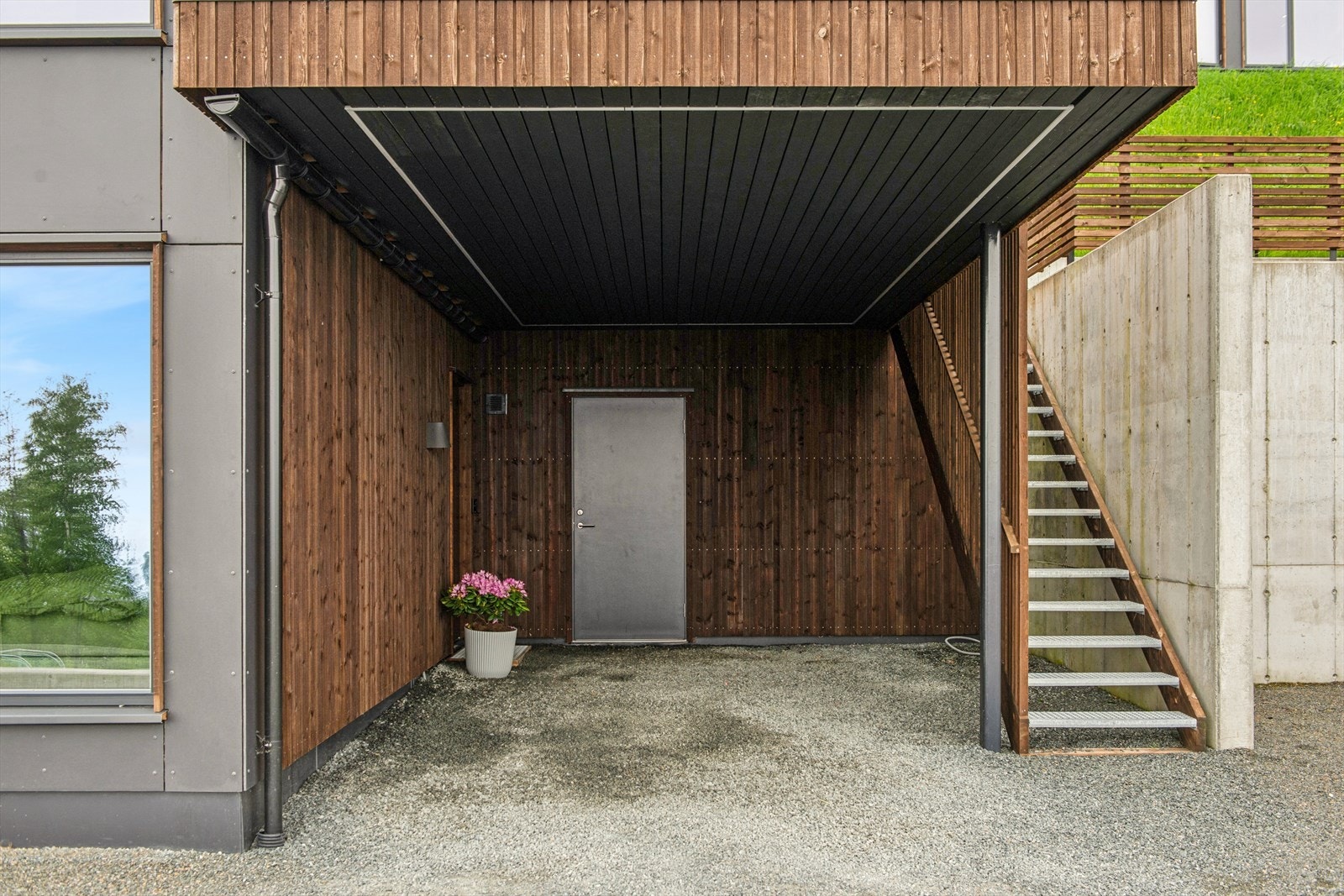 Ved inngangspartiet er det carport med plass til én bil. Galleribilde