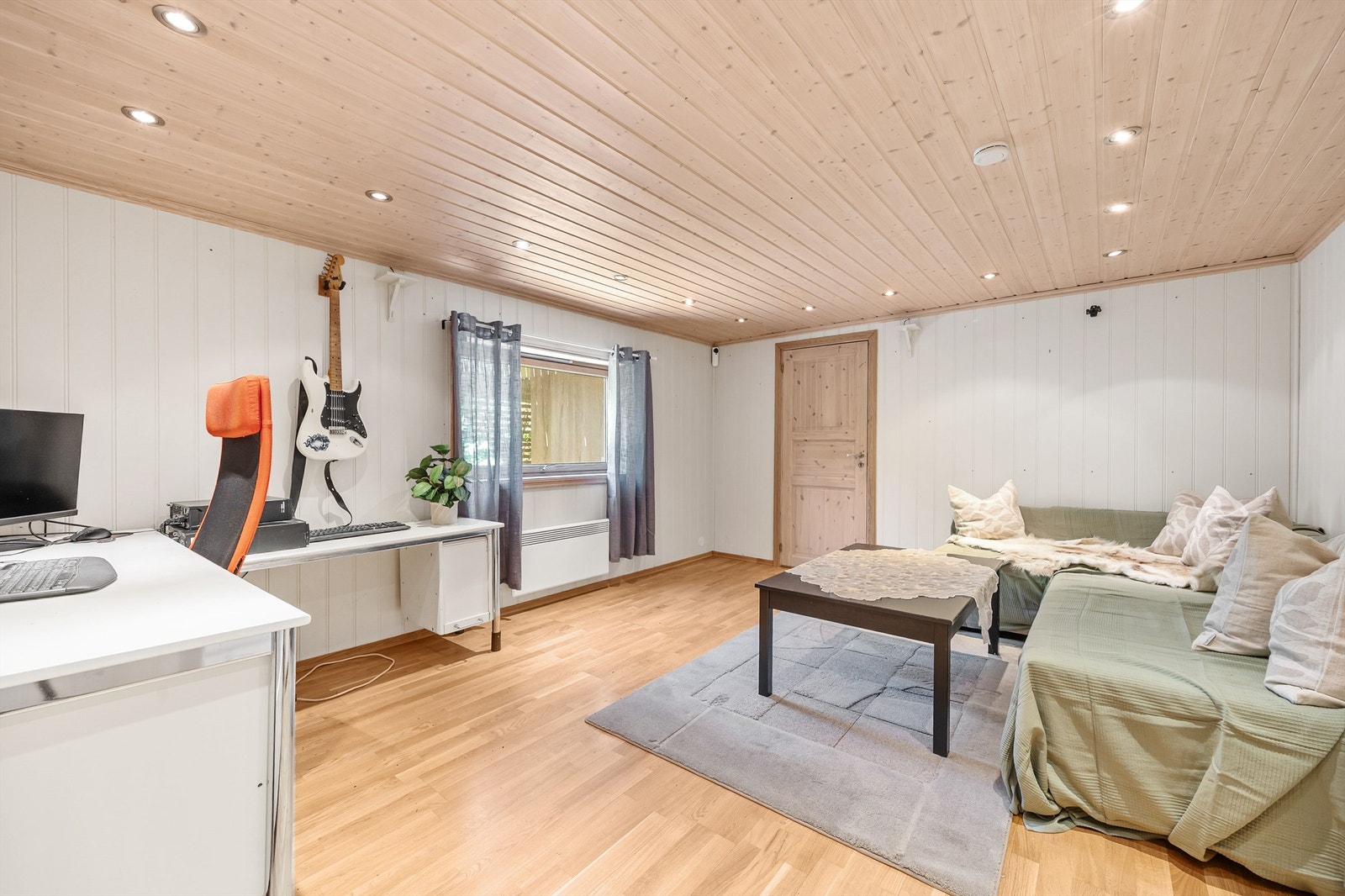 Kjellerstue med panel på vegger og i tak. Takhøyden i rommet er målt til ca. 2,02 meter. Galleribilde
