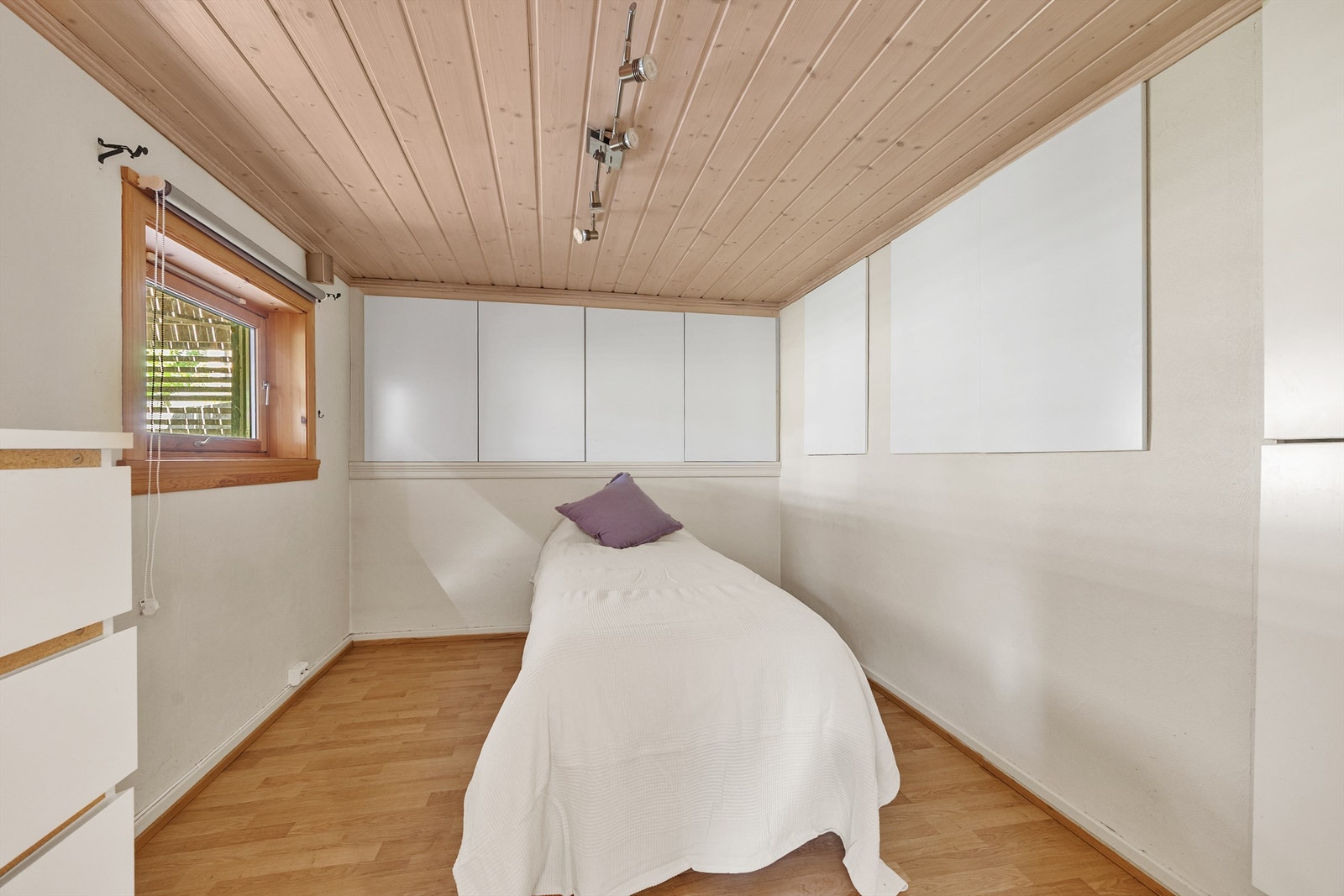 Soverom i underetasjen med laminatgulv og elektrisk gulvvarme. Galleribilde