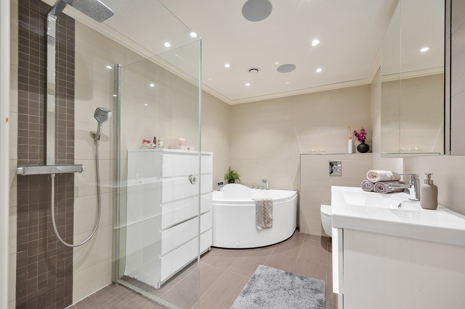 Badet i første etasje ble pusset opp i 2014/2015 og har både dusj og boblebad. Galleribilde