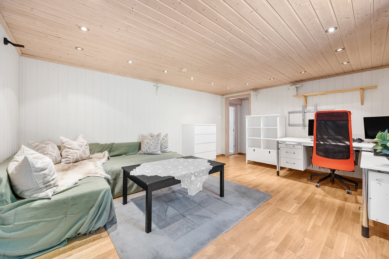 Rommet gir ekstra plass og kan fungere som en TV-stue eller et hobbyrom. Galleribilde