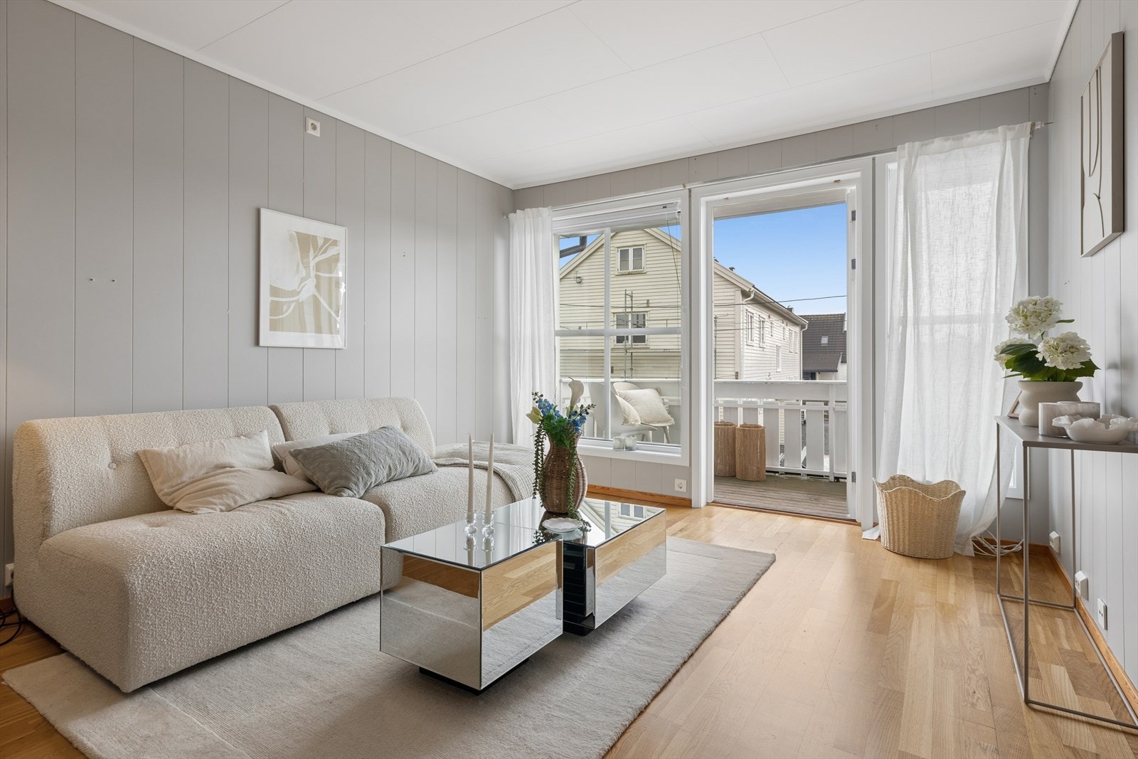 Fra stuen er det utgang til balkong gjennom en nyere dør med glass fra 2024. Dette sikrer godt med lysinnslipp. Galleribilde