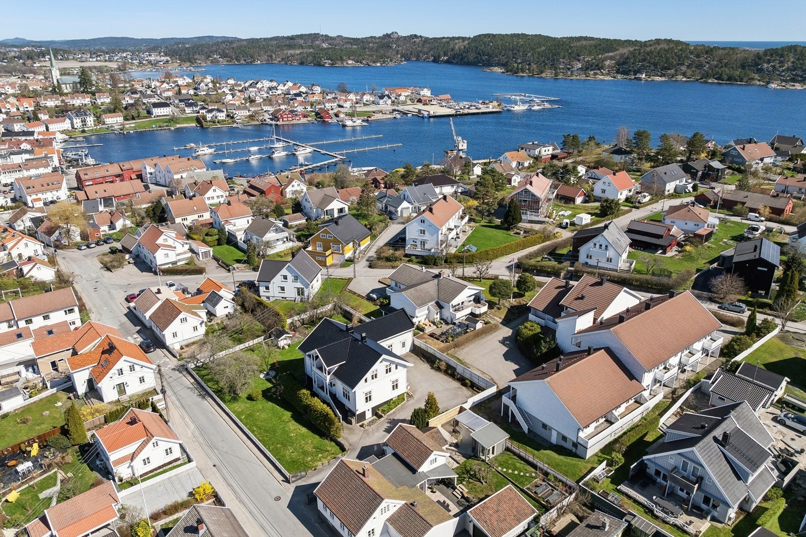 Fra leiligheten er det kun 7 minutters gange til Lillesand sentrum med sitt rike utvalg av tjenester. Galleribilde
