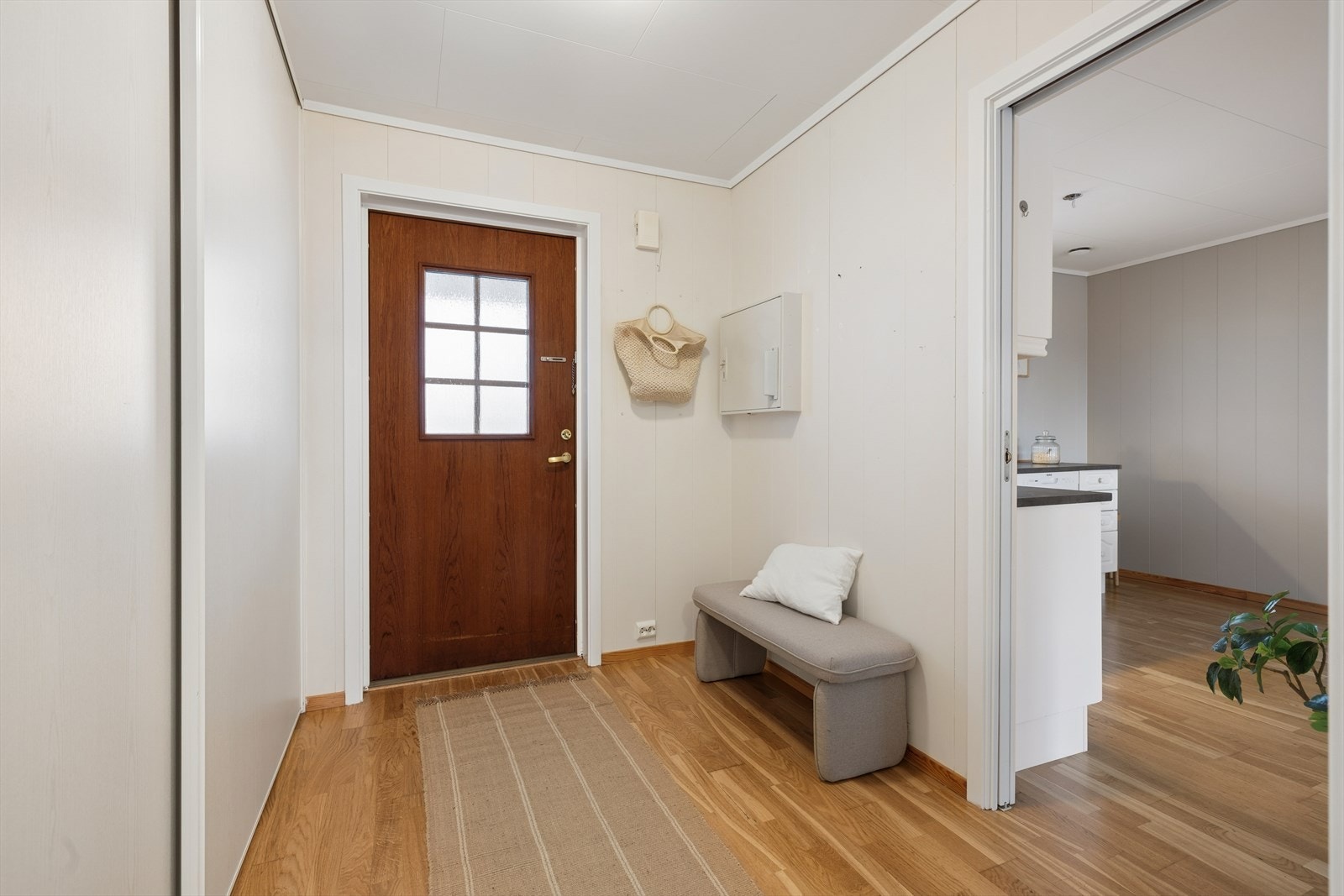En romslig skyvedørsgarderobe i entréen sørger for rikelig med oppbevaringsplass for yttertøy. Galleribilde