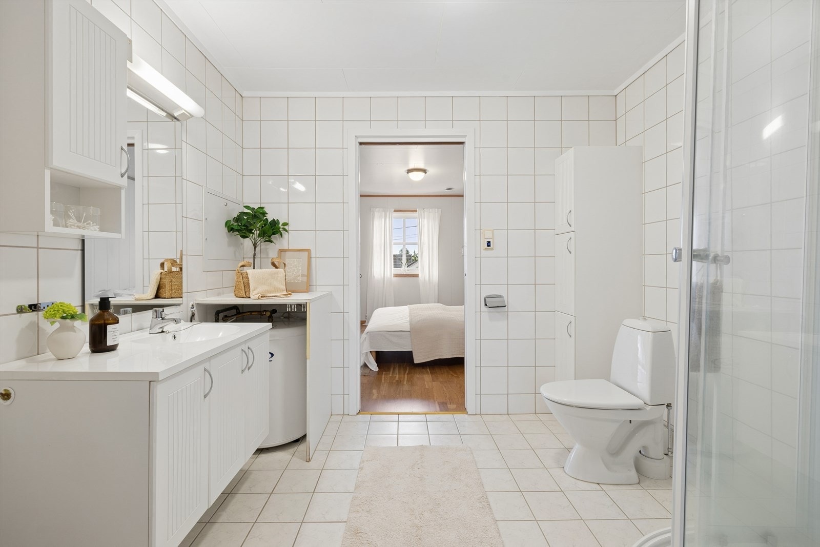 Badet er praktisk innredet med god gulvplass og fliser på gulv og vegger. Galleribilde