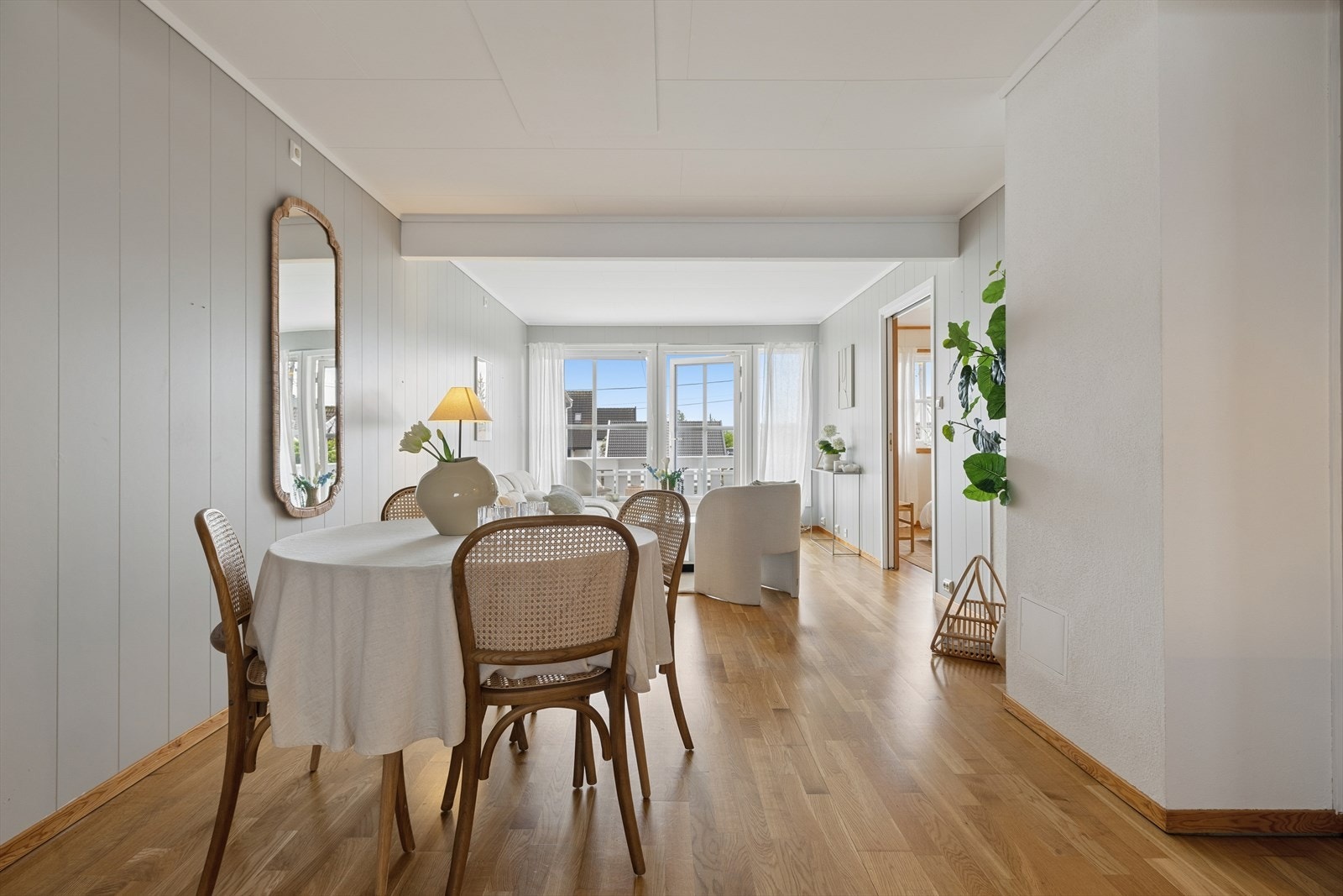 Den åpne løsningen gir en romslig følelse og fleksibilitet, med god plass til en egen spisestue. Galleribilde