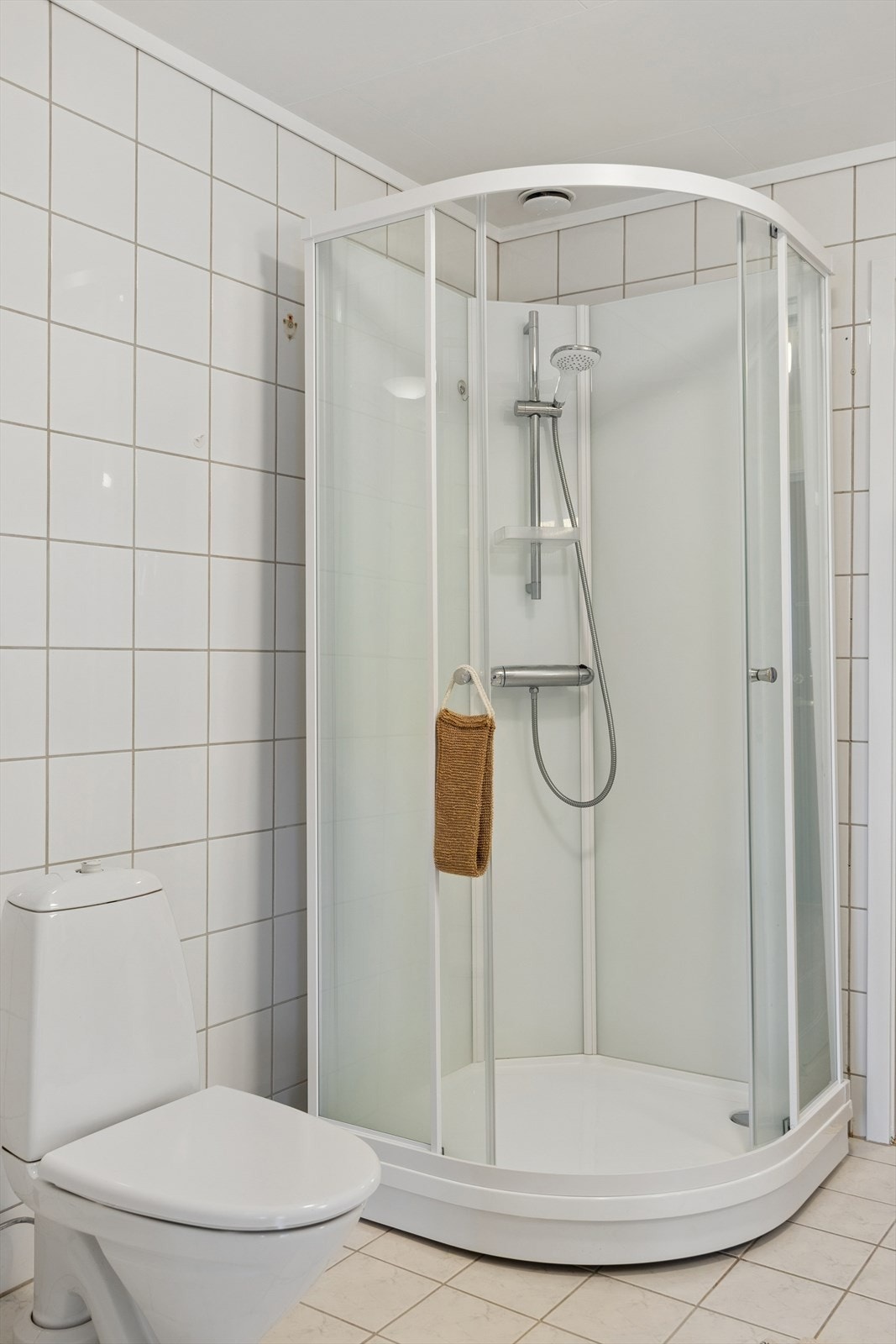 Dusjkabinettet sørger for at vannsøl holdes innenfor dusjsonen. Galleribilde