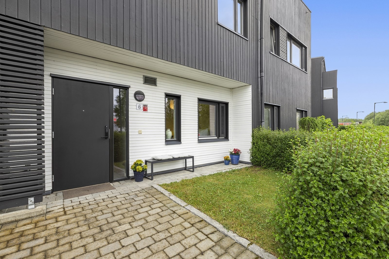 Fra et hyggelig inngangsparti med egen hageflekk og plass til sittegruppe ved inngangsdøren, kommer du inn i en romslig entré og gang. Galleribilde
