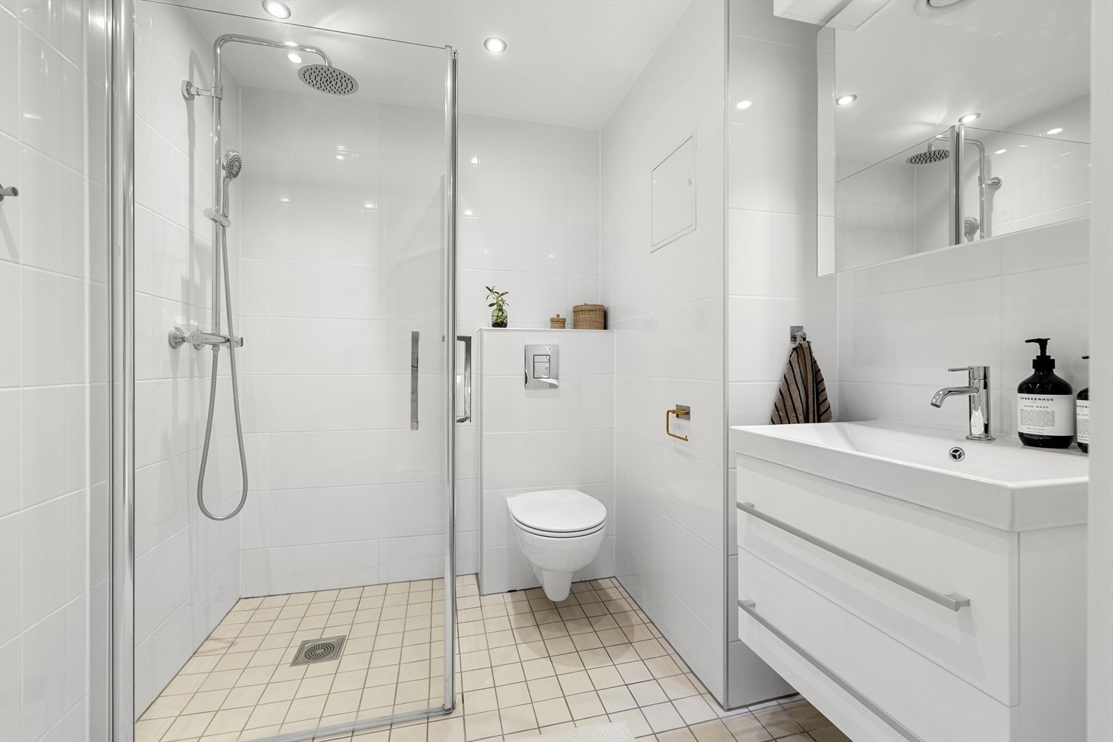 Badet i første etasje har flislagte gulv og vegger samt malt himling, og fremstår som både praktisk og lettstelt. Galleribilde