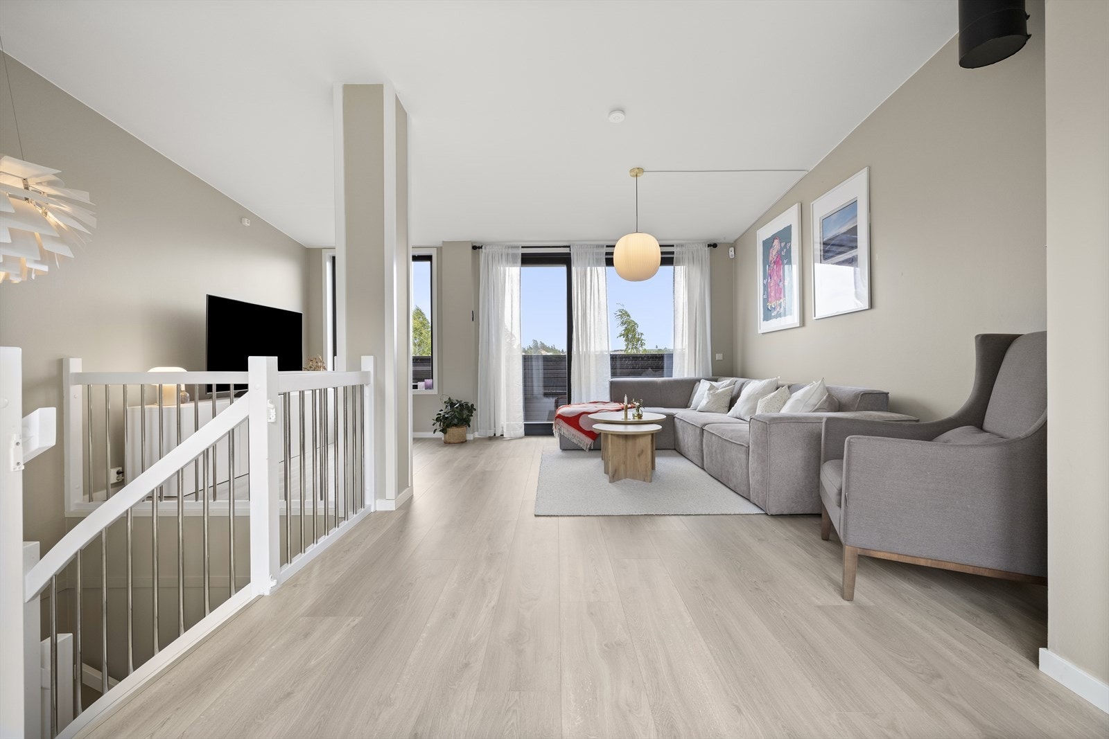 Her er det rikelig plass til en stor sofagruppe, TV-løsning, oppbevaringsmøbler og eventuelt en kontorkrok. Galleribilde