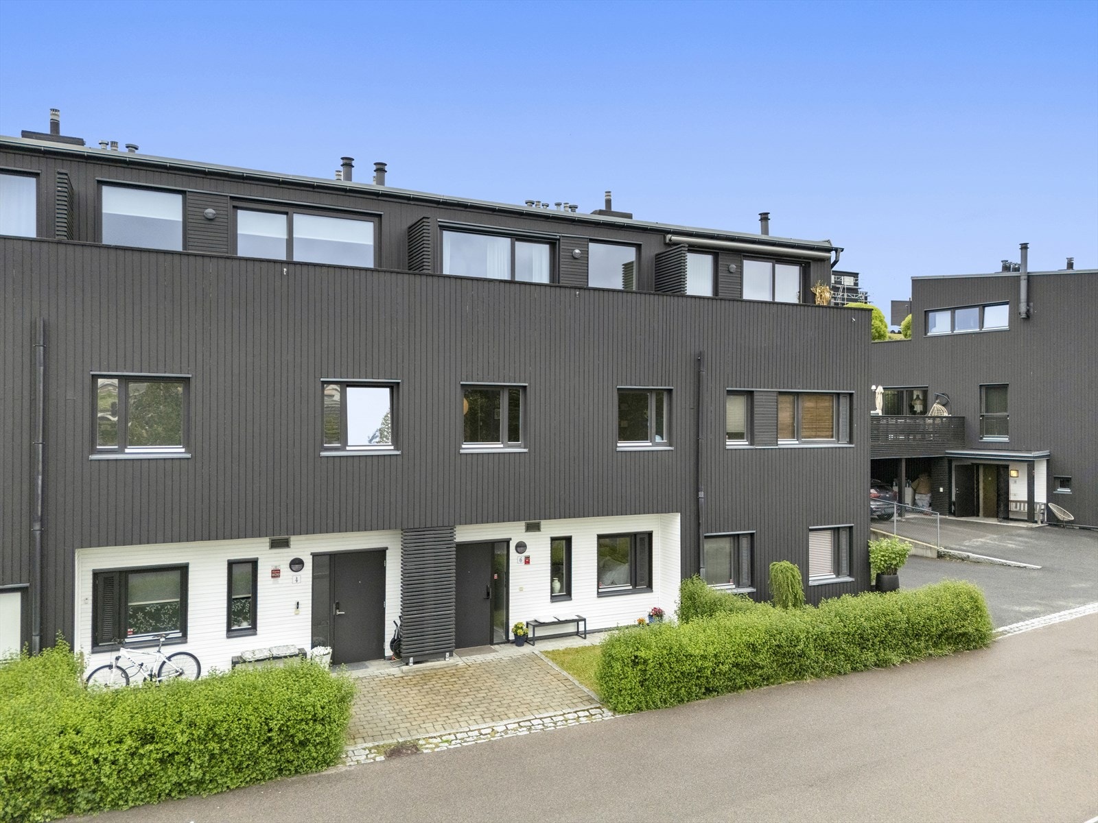 Et attraktivt og familievennlig rekkehus over tre plan med flere trivelige og private uteplasser. Boligen har en barnevennlig beliggenhet på Kjeller, i utkanten av Lillestrøm sentrum. Galleribilde