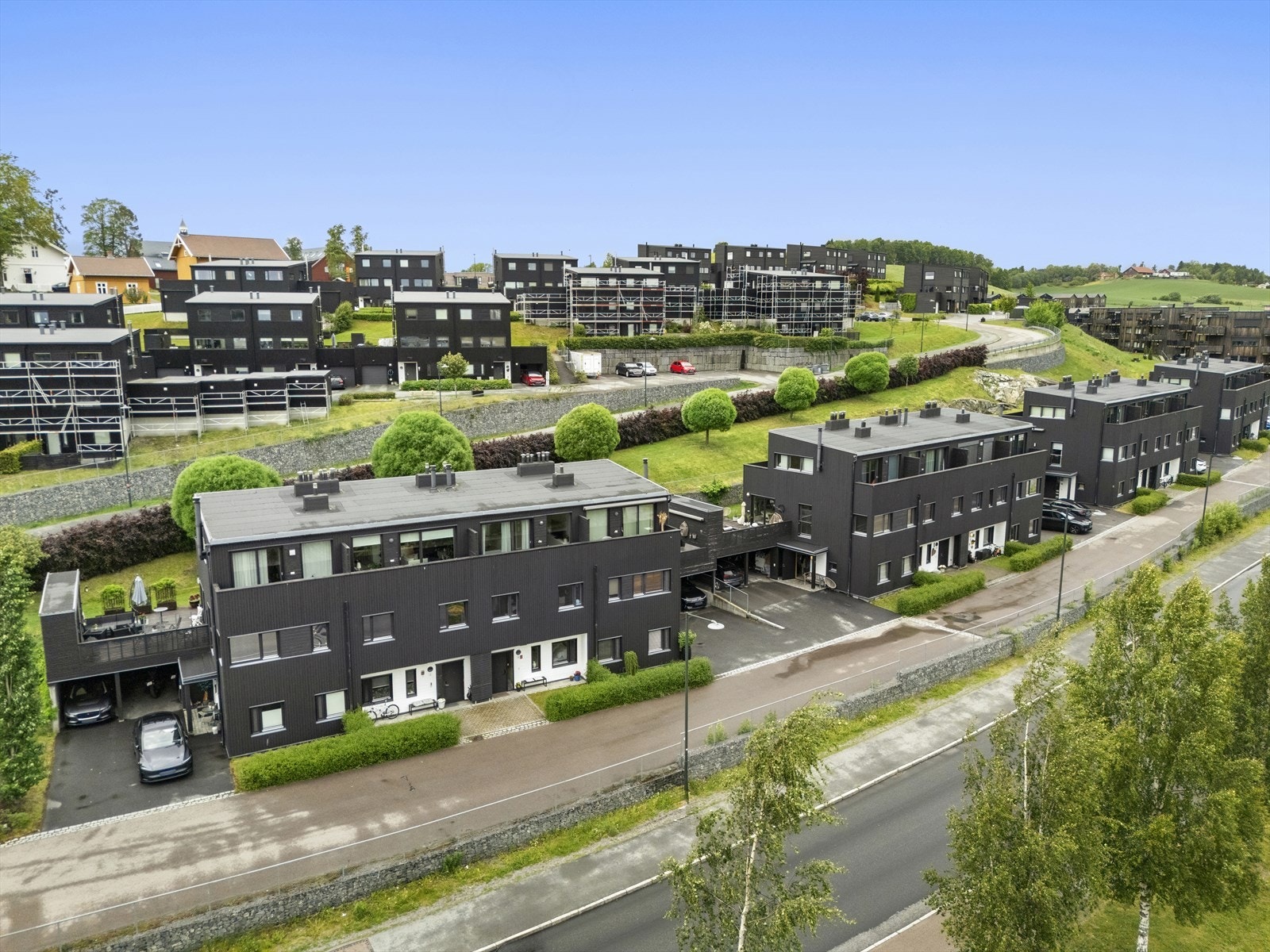 Eiendommen ligger i et område bestående av moderne boligbebyggelse, og har nærhet til skoler, barnehager, dagligvarebutikker og offentlig kommunikasjon. Galleribilde
