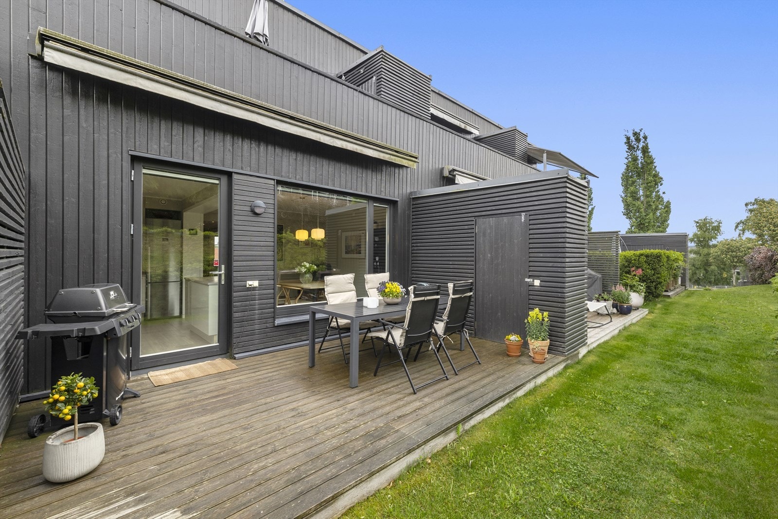 Dette er et perfekt sted for utendørs måltider, med kort vei til grillen fra kjøkkenet. Galleribilde