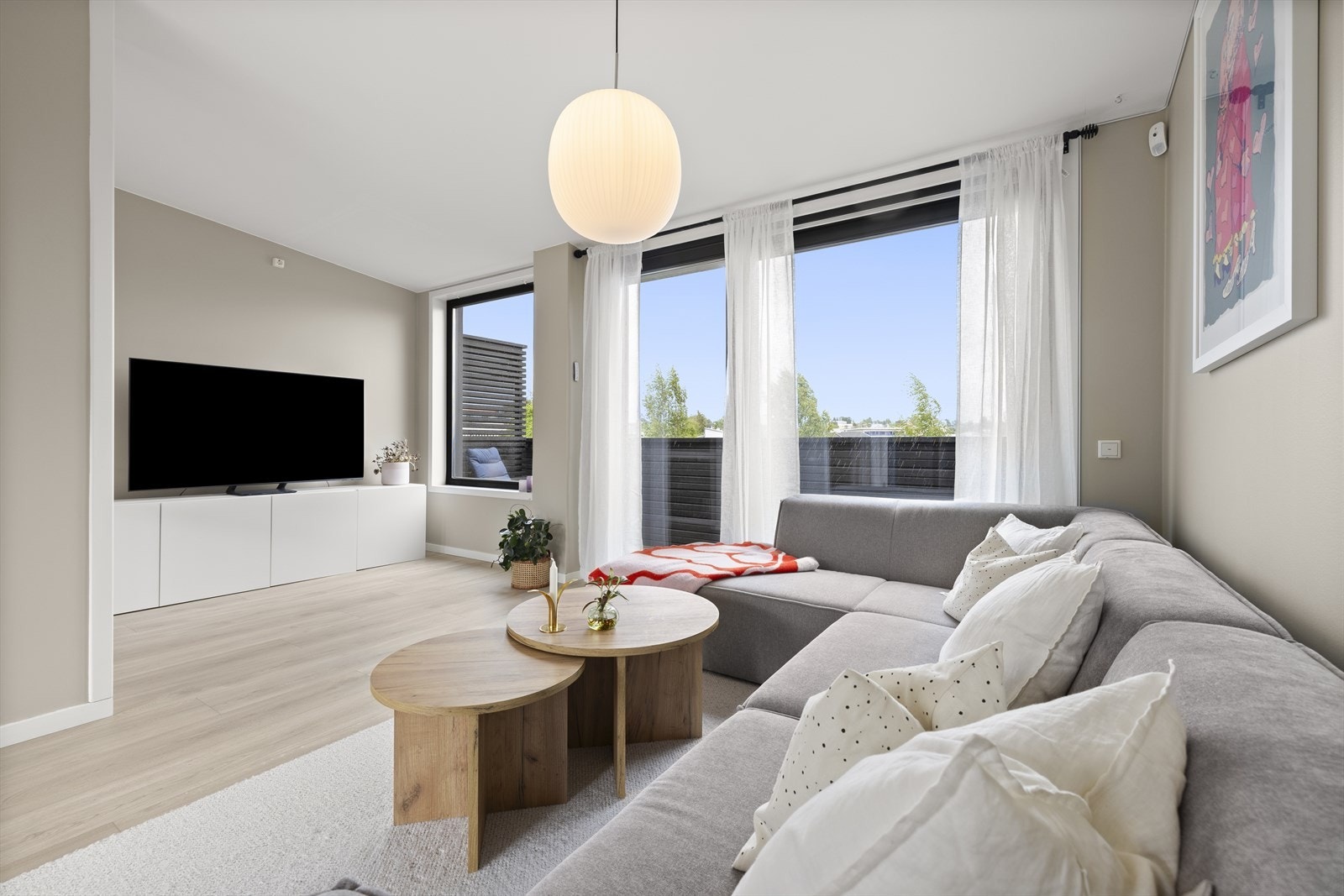Store vindusflater på begge sider slipper inn rikelig med naturlig lys. Galleribilde