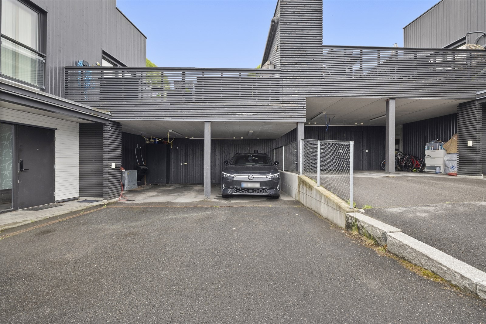 Boligen har carport med montert elbillader og gode parkeringsmuligheter med plass til to biler. Sameiet disponerer i tillegg felles gjesteparkering. Galleribilde