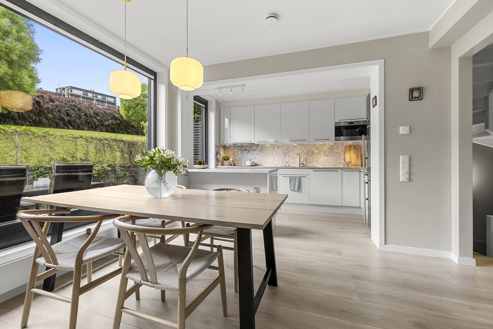 Her er det god plass til både hverdagsliv og hyggelige sammenkomster med familie og venner. Galleribilde