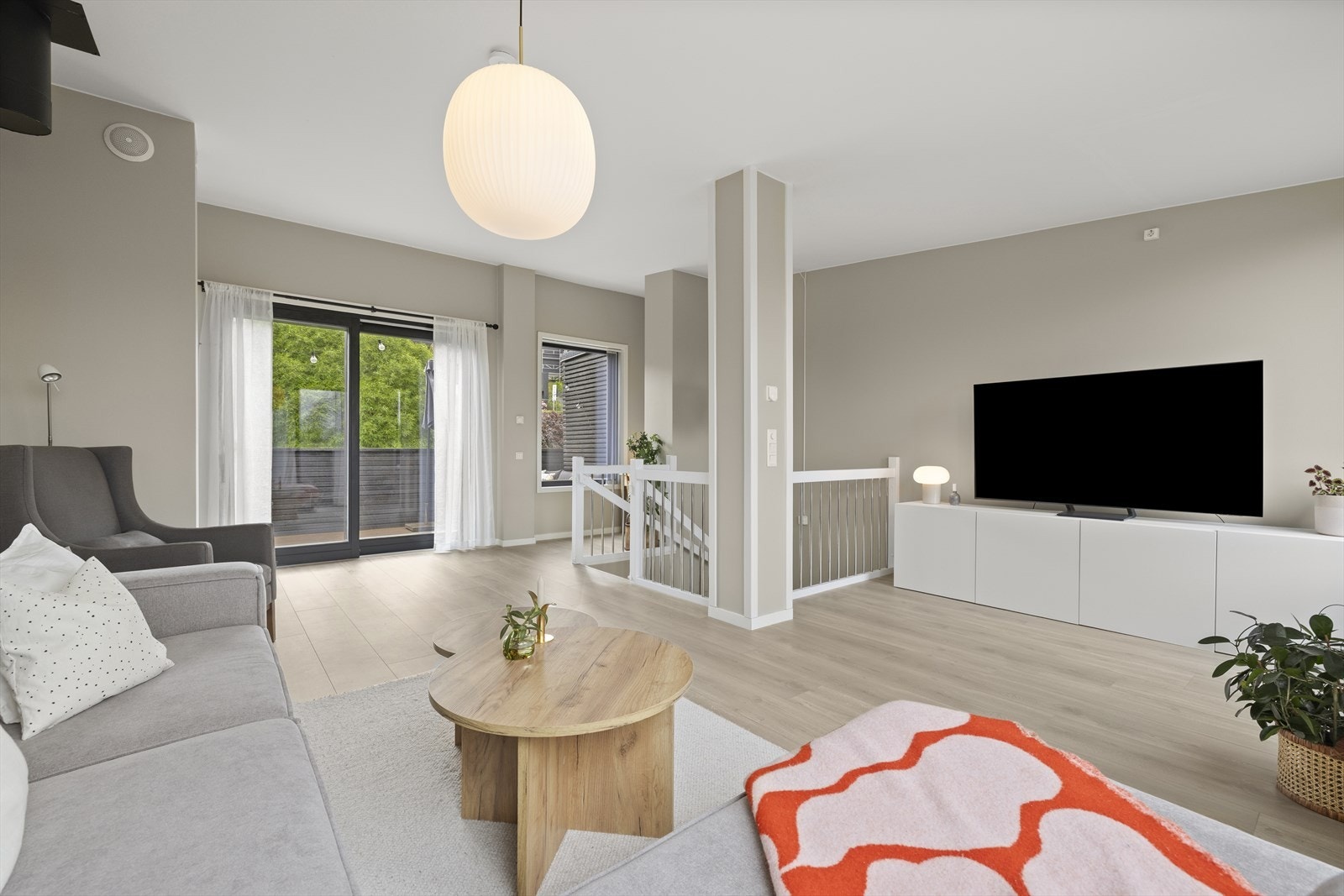 Fra stuen er det utgang til balkonger på begge sider av boligen. Galleribilde
