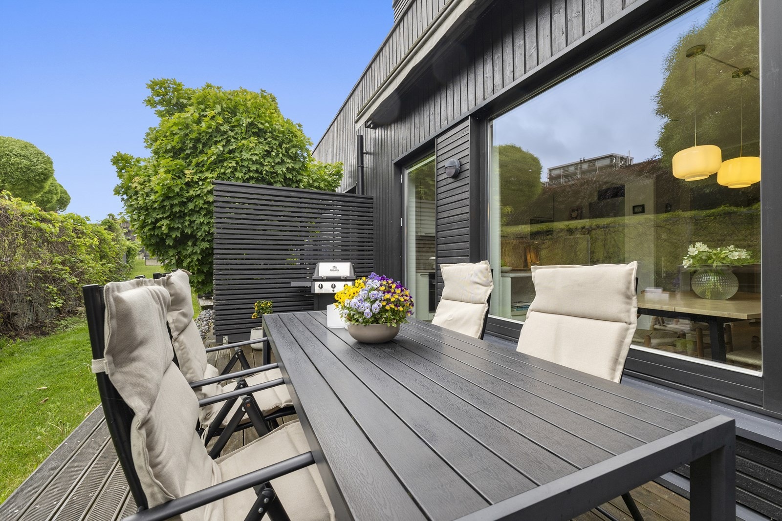 Uteplass med god plass til både avslapning og sosiale sammenkomster. Galleribilde