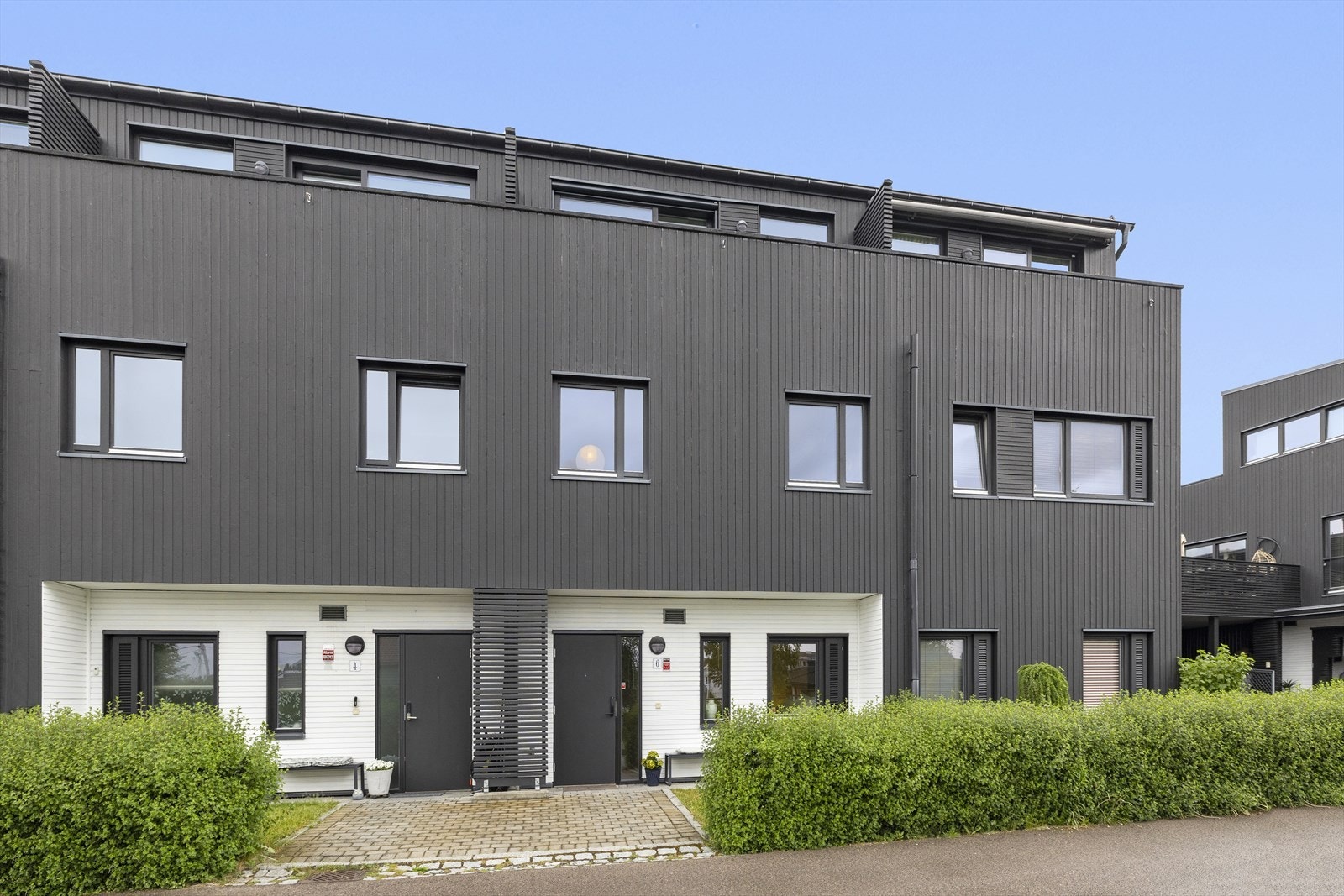 Velholdt bebyggelse fra 2012 med et tidsriktig uttrykk. Galleribilde