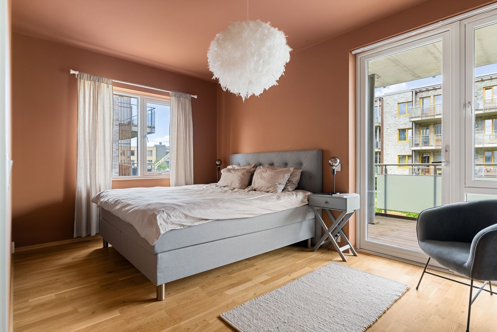 Soverommene oppleves som innbydende med slette overflater, behagelige fargevalg på vegger og store vindu. Galleribilde