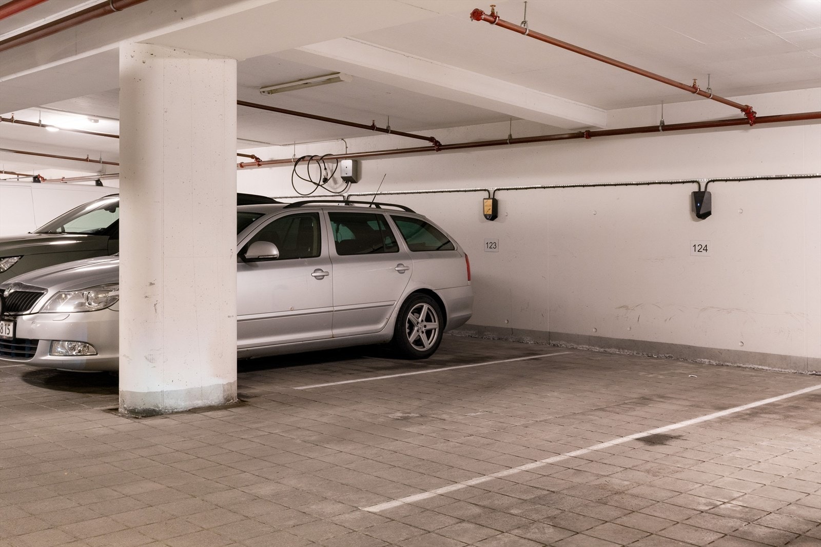 Seksjonen disponerer to parkeringsplasser i garasjeanlegg, henholdsvis plass nr. 124 og plass nr. 159. Sistnevnte er en ekstra parkeringsplass som seksjonen er tillagt midlertidig eksklusiv bruksrett til. Galleribilde