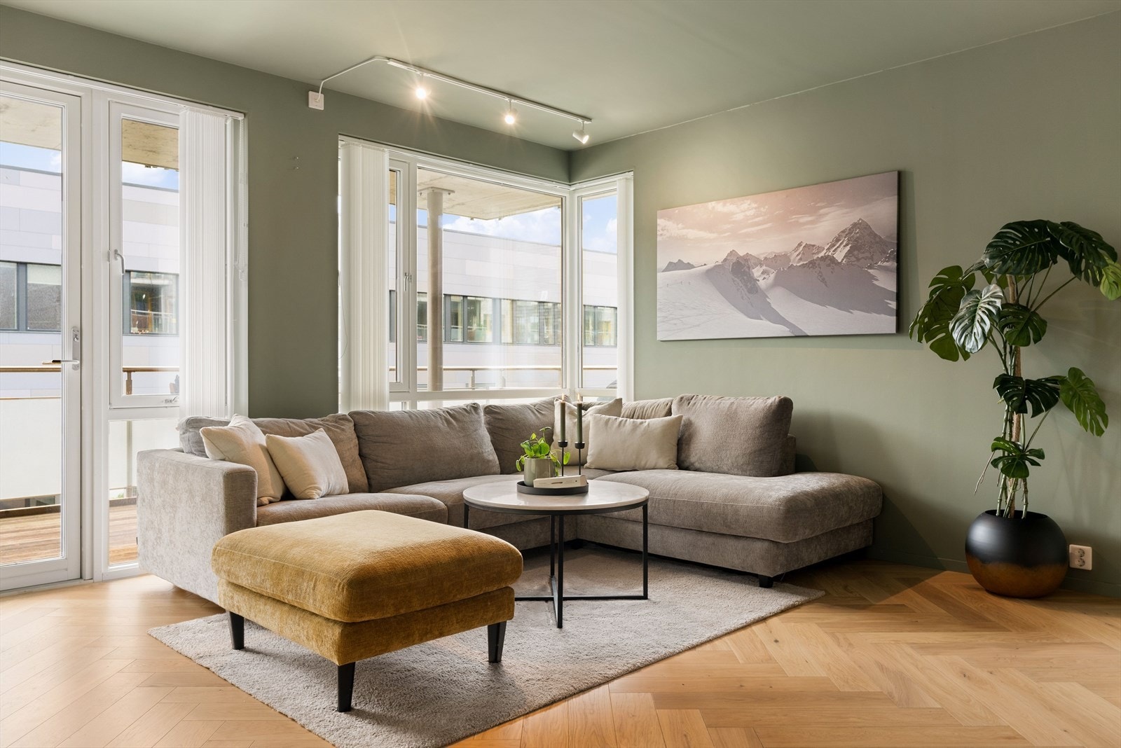 Leiligheten varmes opp via fjernvarme, og det er balansert ventilasjon som sørger for et behagelig inneklima. Galleribilde