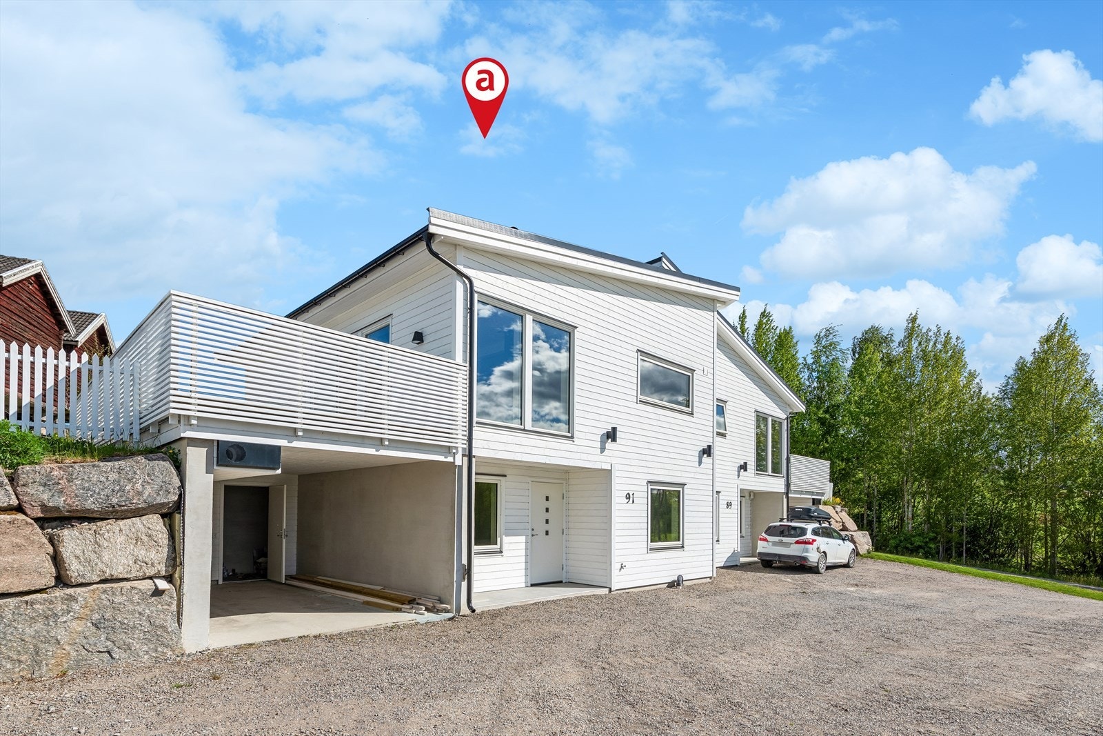 Boligen har carport med sportsbod i sokkeletasjen. Carporten kan med enkle grep endres til tett garasje om ønskelig. Galleribilde