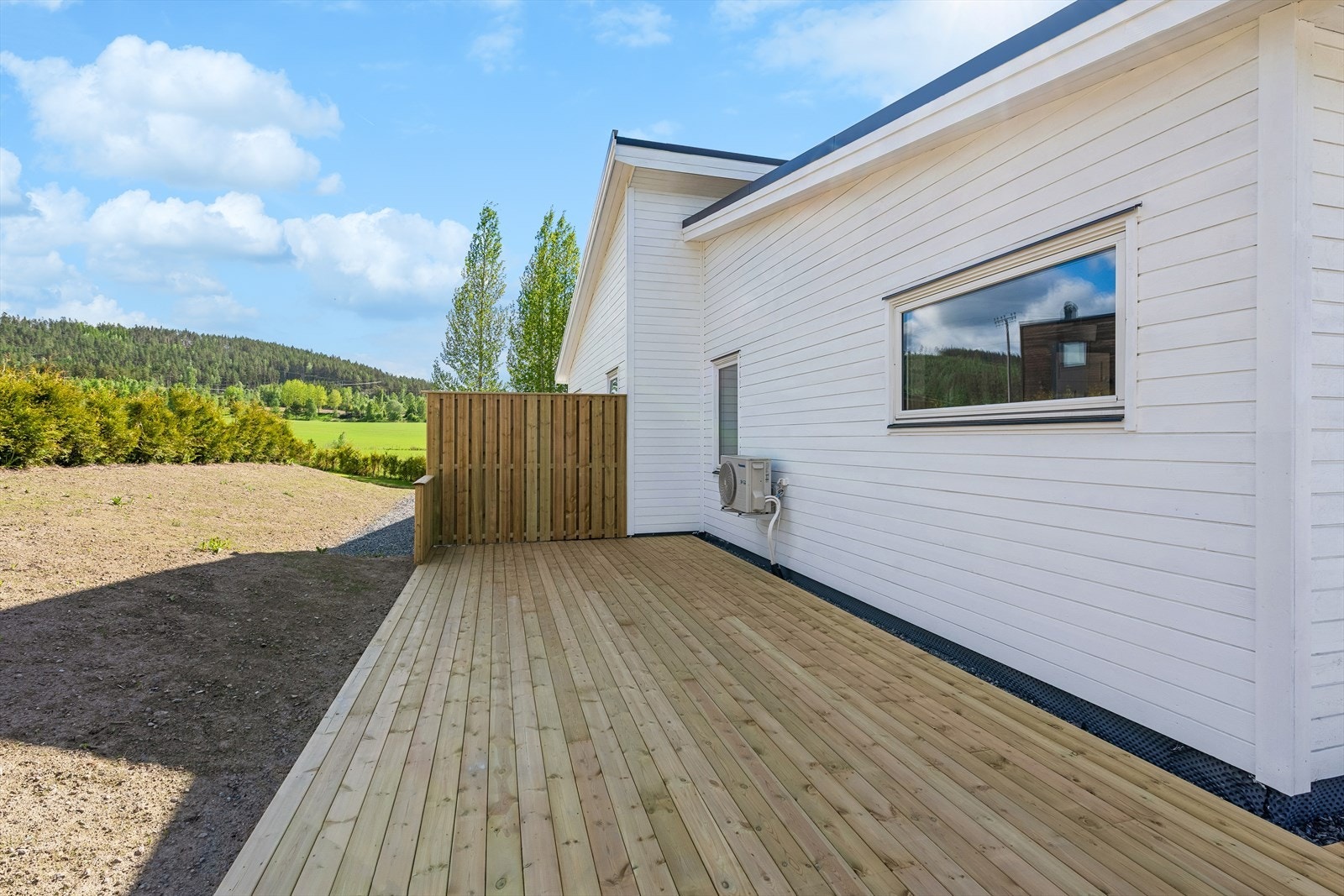 Det er også terrasse på baksiden, så her kan man flytte rundt etter solforholdene eller eget ønske. Galleribilde