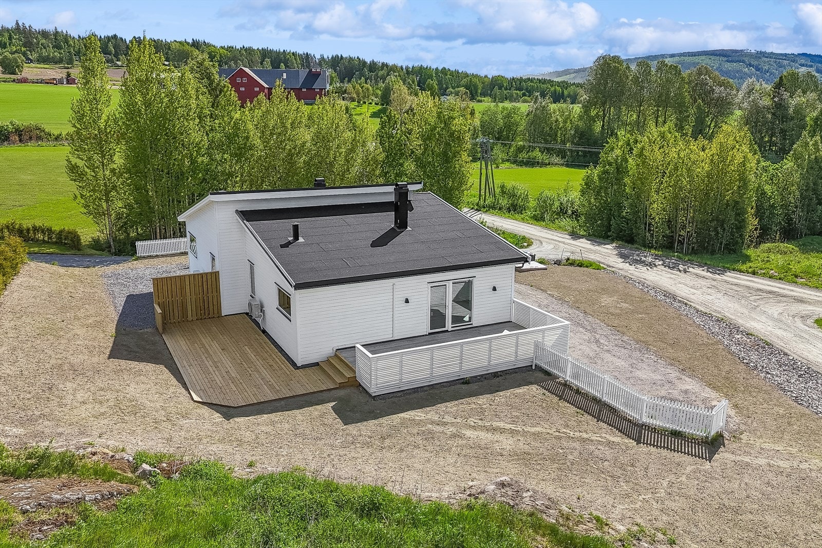 Boligen er innflyttingsklar. Nylig sådd plen! Galleribilde