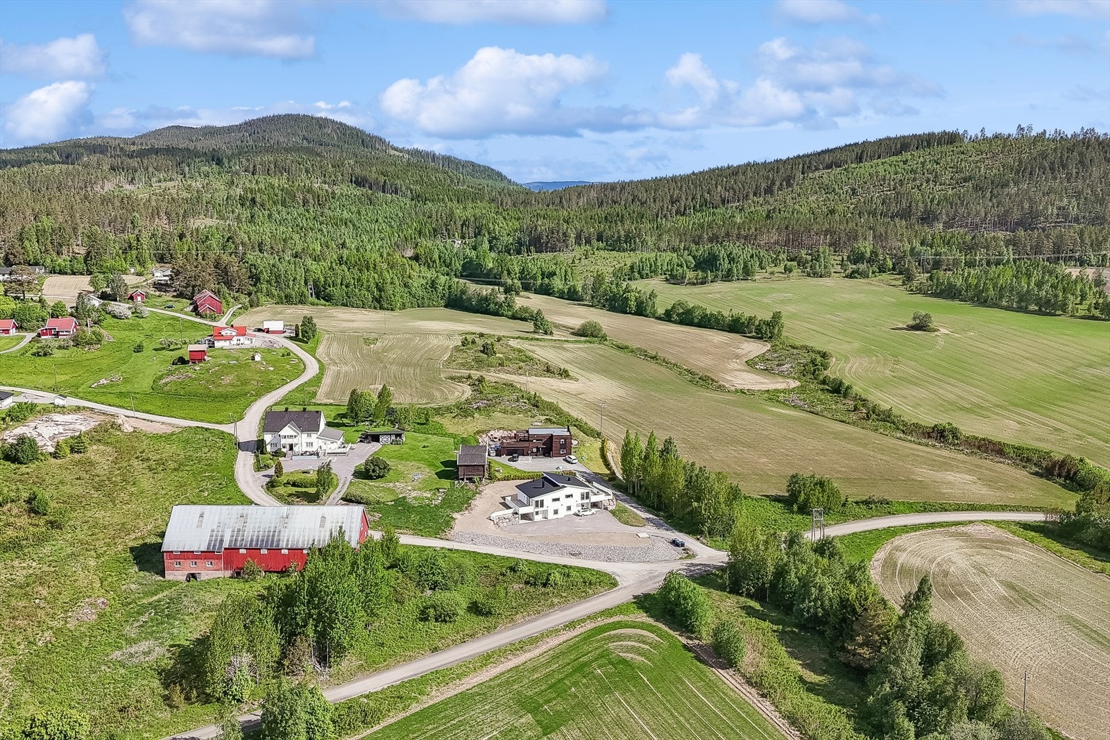 Fra eiendommen er det ca 2 km til barnehage og ca 4 km til Skarnes med skoler, forretninger, spisesteder, offentlige kontorer m.m. Galleribilde
