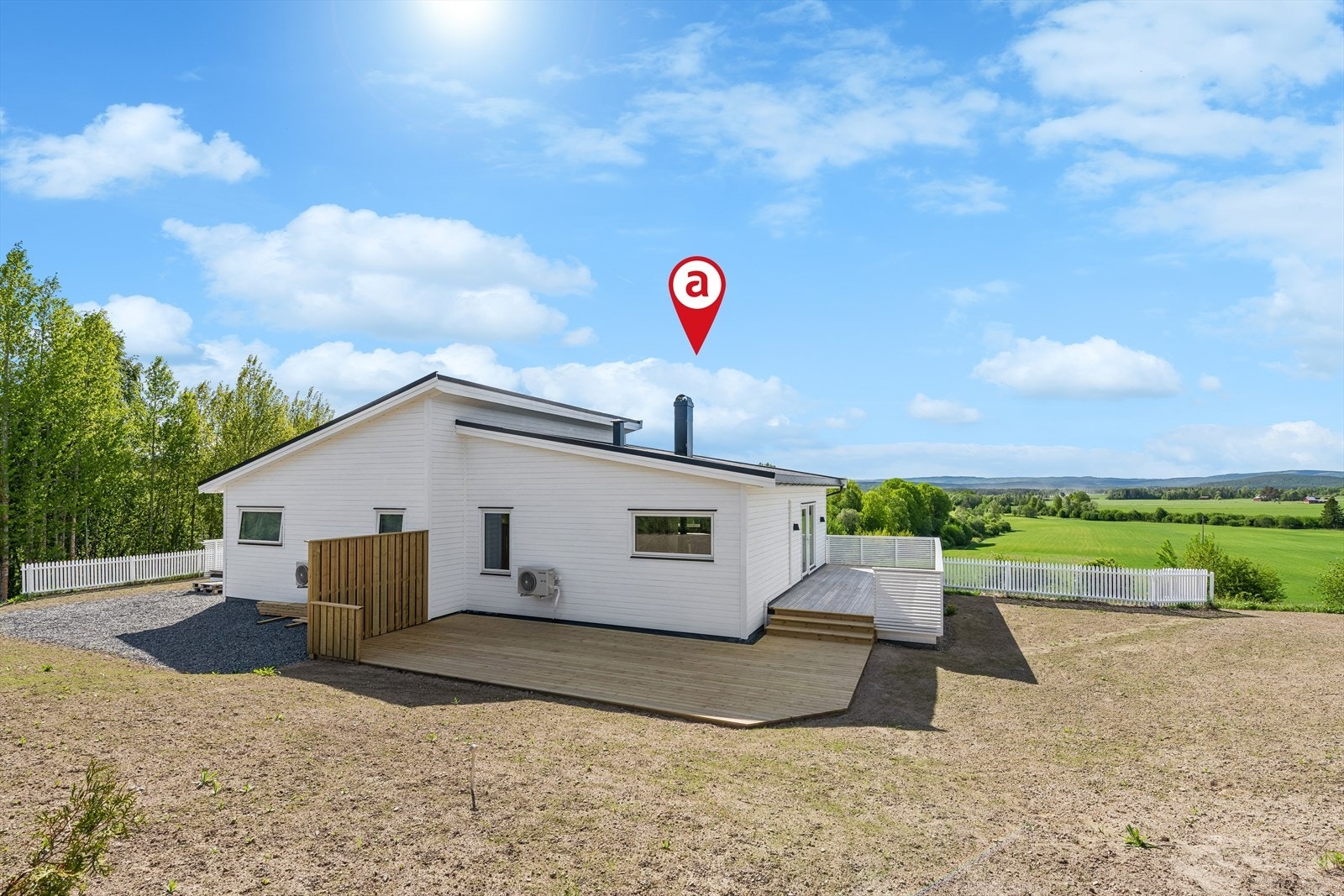 Boligen ligger i åpent landskap, og det er gode solforhold på tomten. Galleribilde