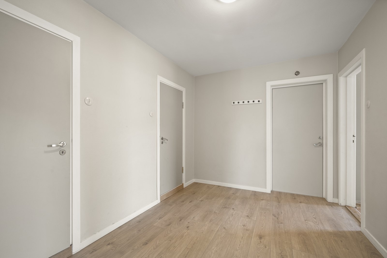 Meget romslig hall/ gang med plass til flere garderobeskap Galleribilde
