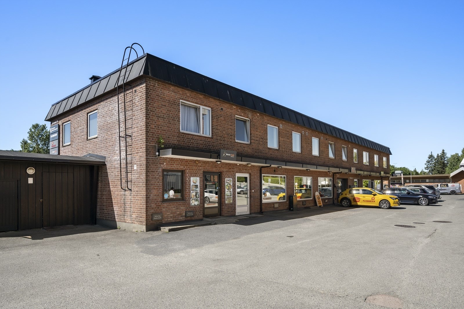 Bygningen har næringslokaler i 1 etg. og boliger i 2 etg. Galleribilde