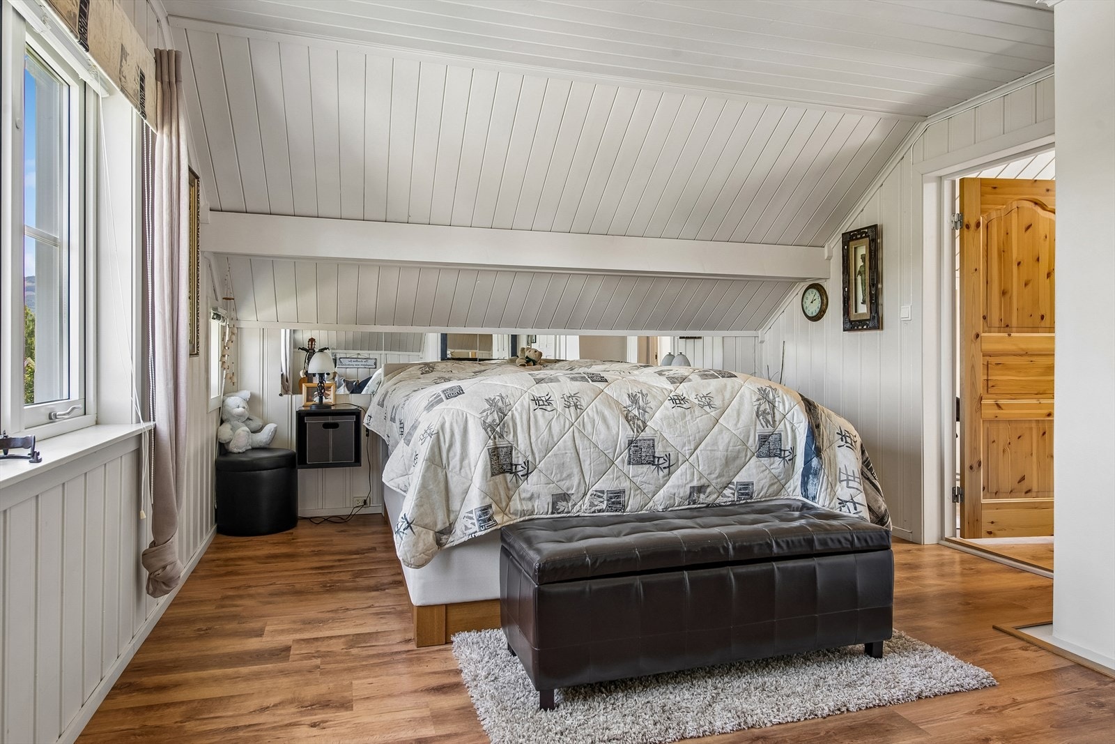 Det andre soverommet på loftsplanet har skråhimling som gir en lun atmosfære. Galleribilde