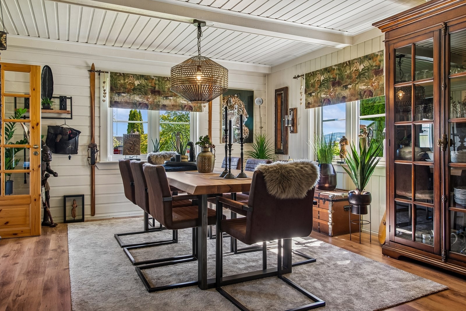 Spisestuedel med god plass til familie og gjester! Galleribilde