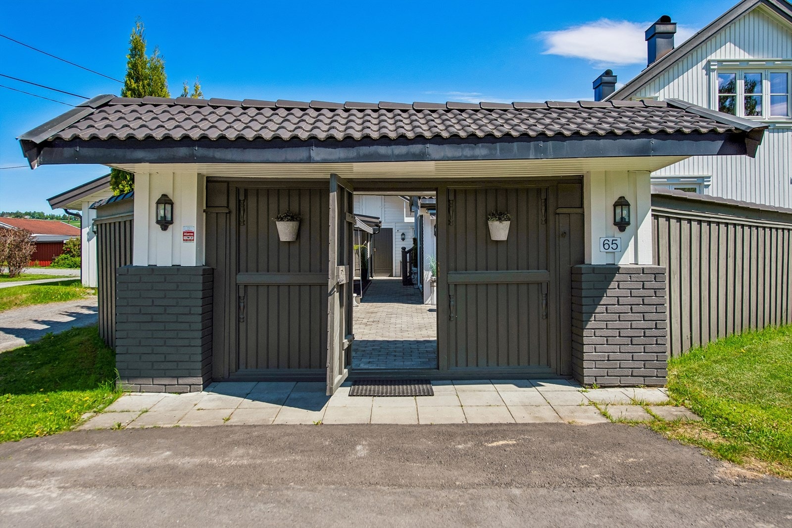 En overbygd portal ønsker velkommen inn til den private og skjermede gårdsplassen. Galleribilde