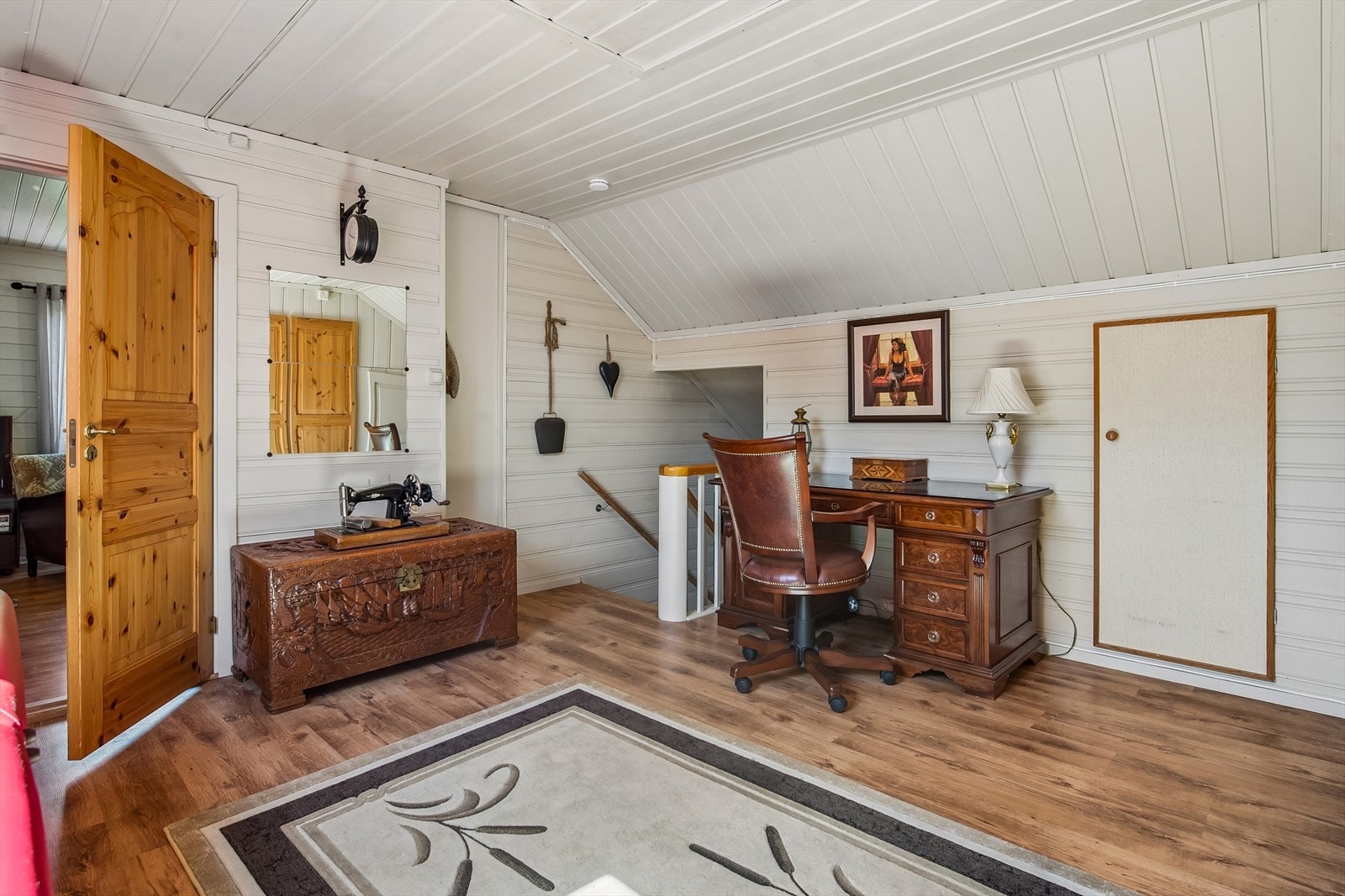 Gang/loftsstue med adkomst til loft via takluke, og praktiske knekott for lagring. Galleribilde