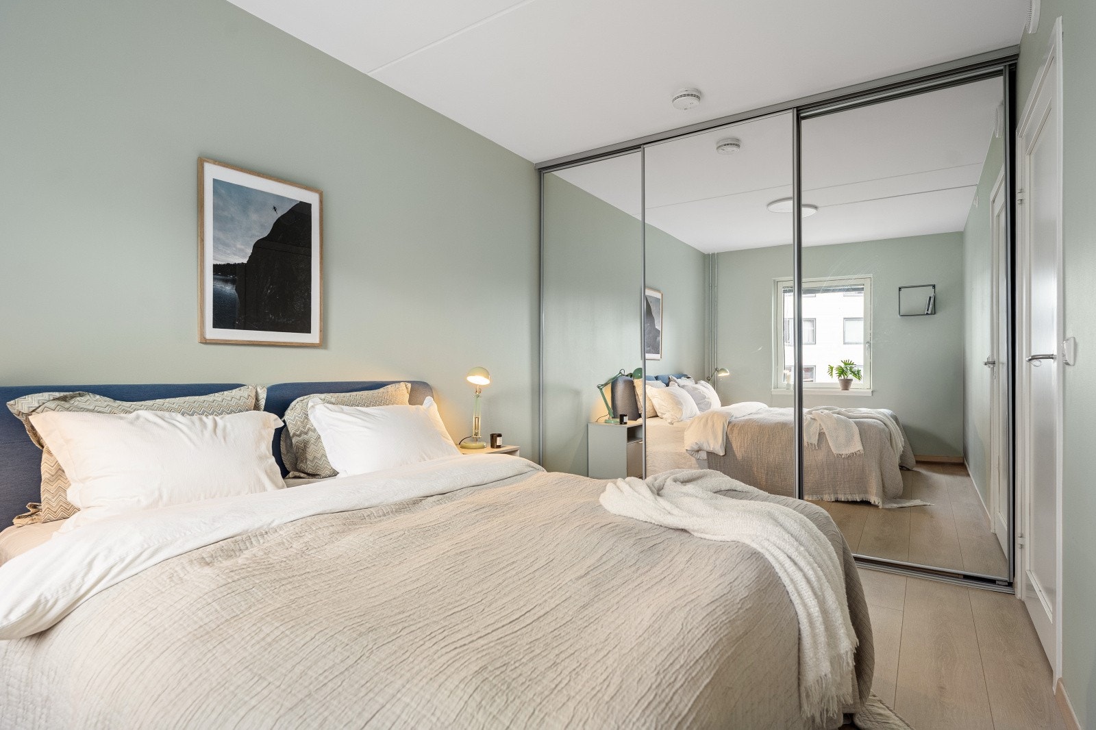 Her er det skyvedørsgarderobe til oppbevaring. Galleribilde