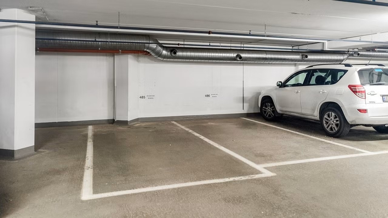 Det er heisadkomst til leilighetens garasjeplass. Galleribilde