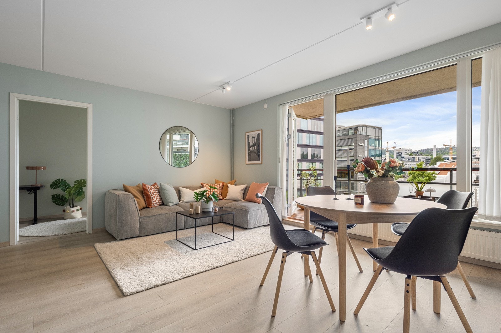 Leiligheten får rikelig med naturlig lysinnslipp fra store vindusflater. Galleribilde
