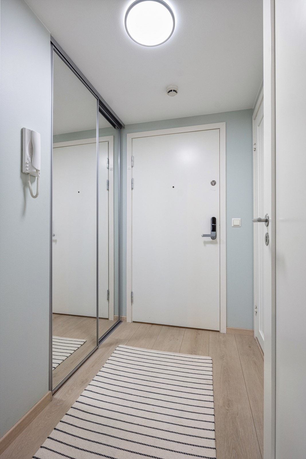 I entréen er det skyvedørsgarderobe til oppbevaring. Galleribilde