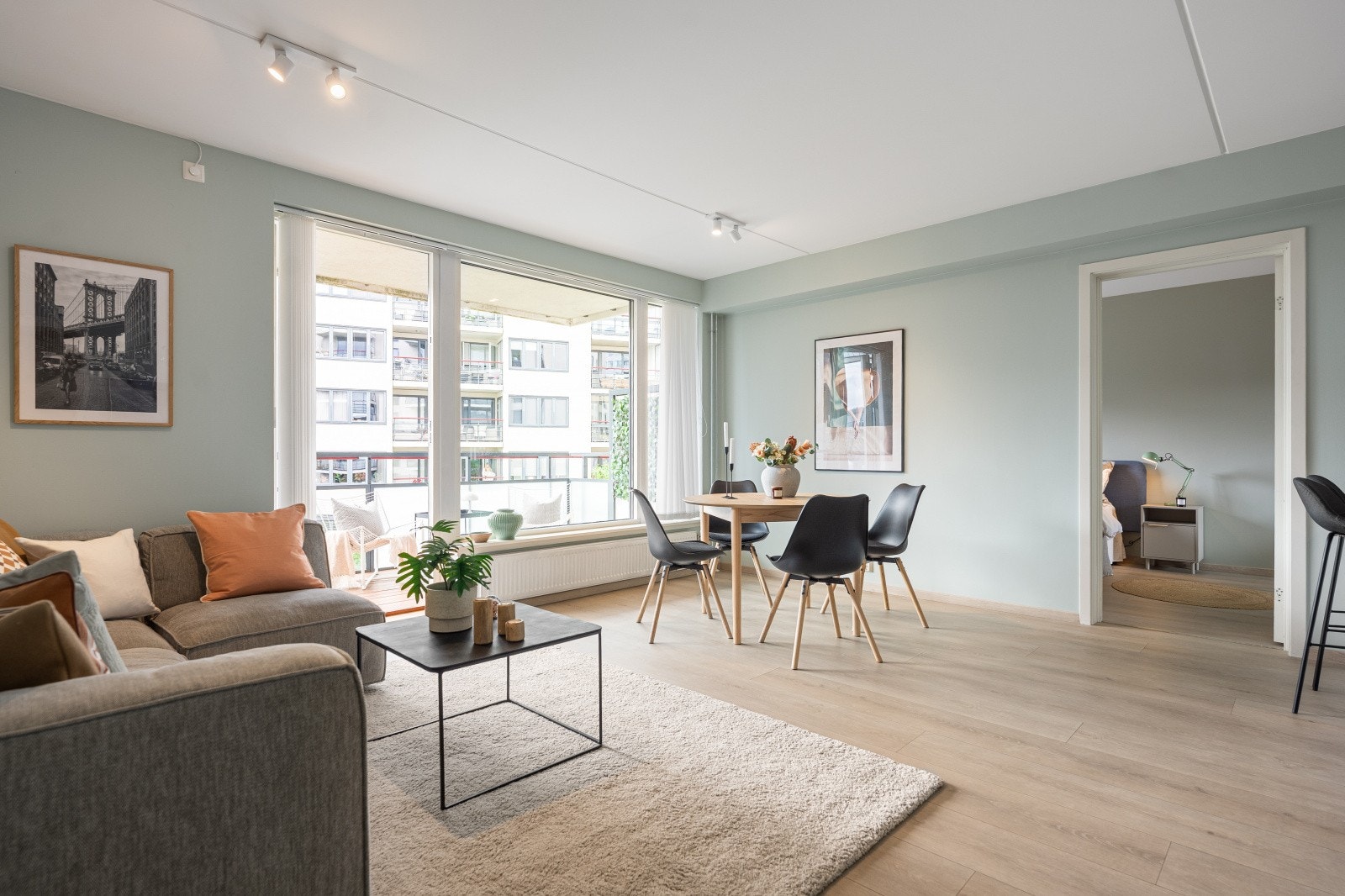 Stuen er et pent rom med én-stavs laminat på gulv og et tidsriktig fargevalg på vegger. Galleribilde