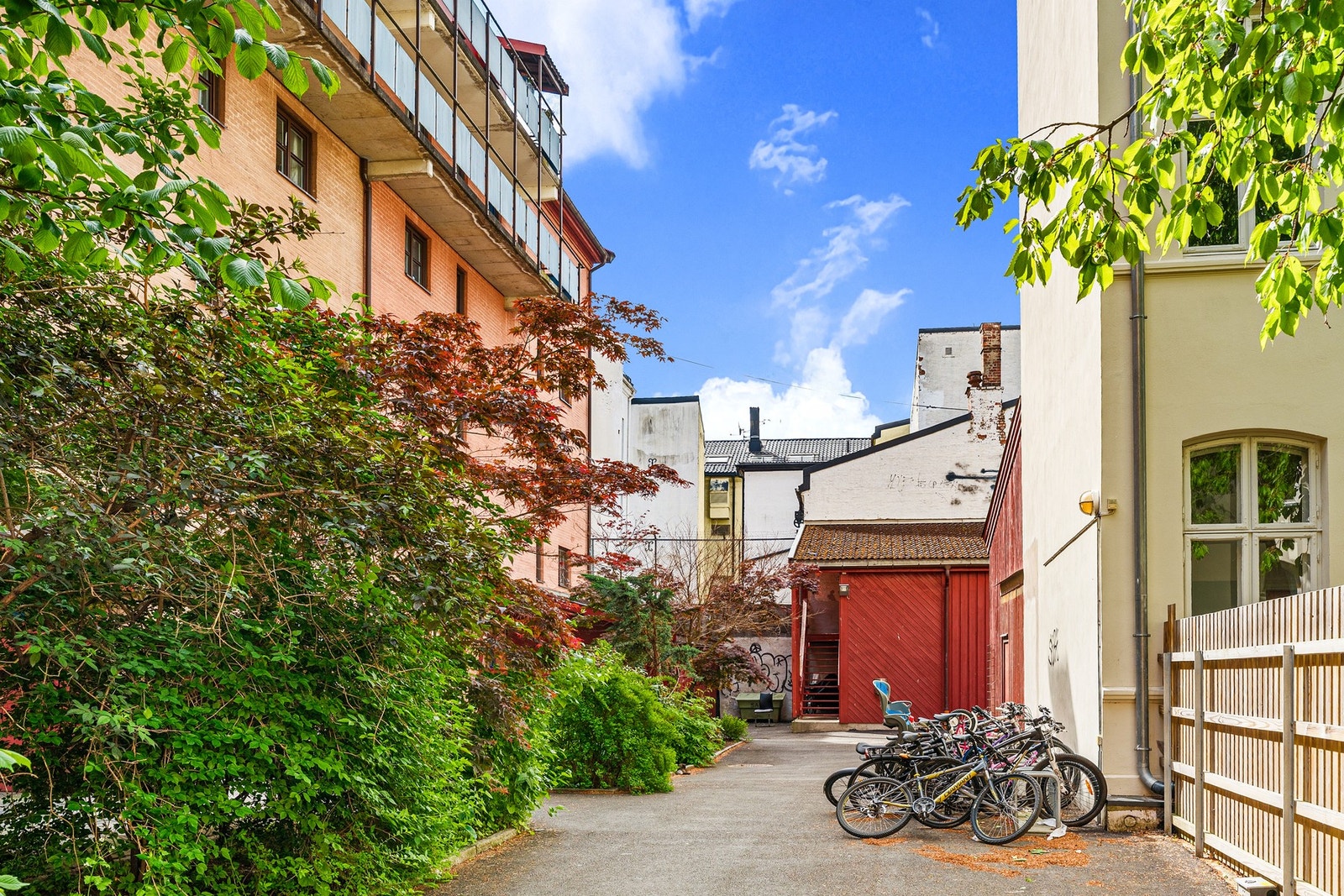 Felles områder har blant annet sykkelparkering og internveier av asfalt og heller Galleribilde