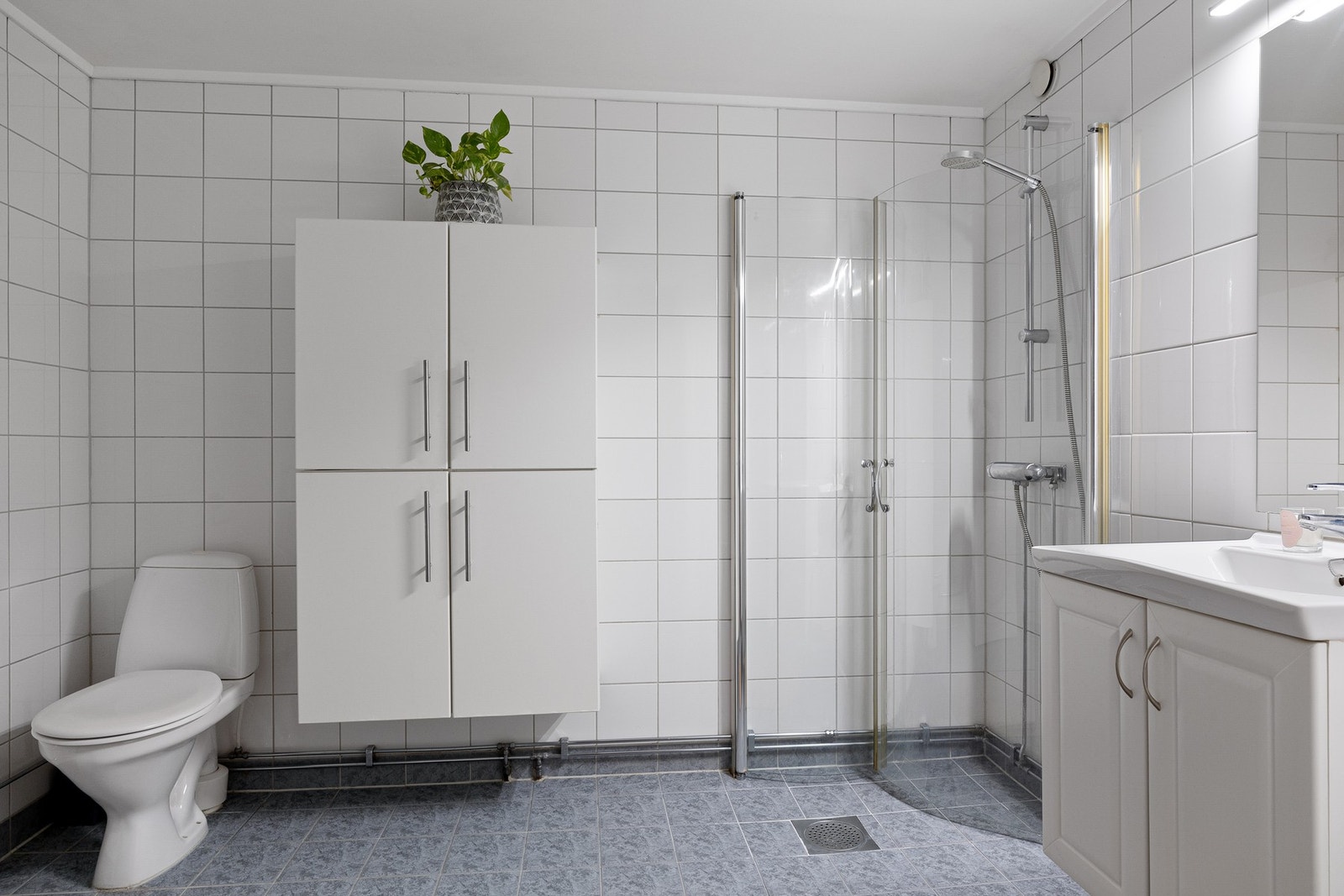 Badet er av god størrelse og har opplegg for vaskemaskin og tørketrommel. Galleribilde