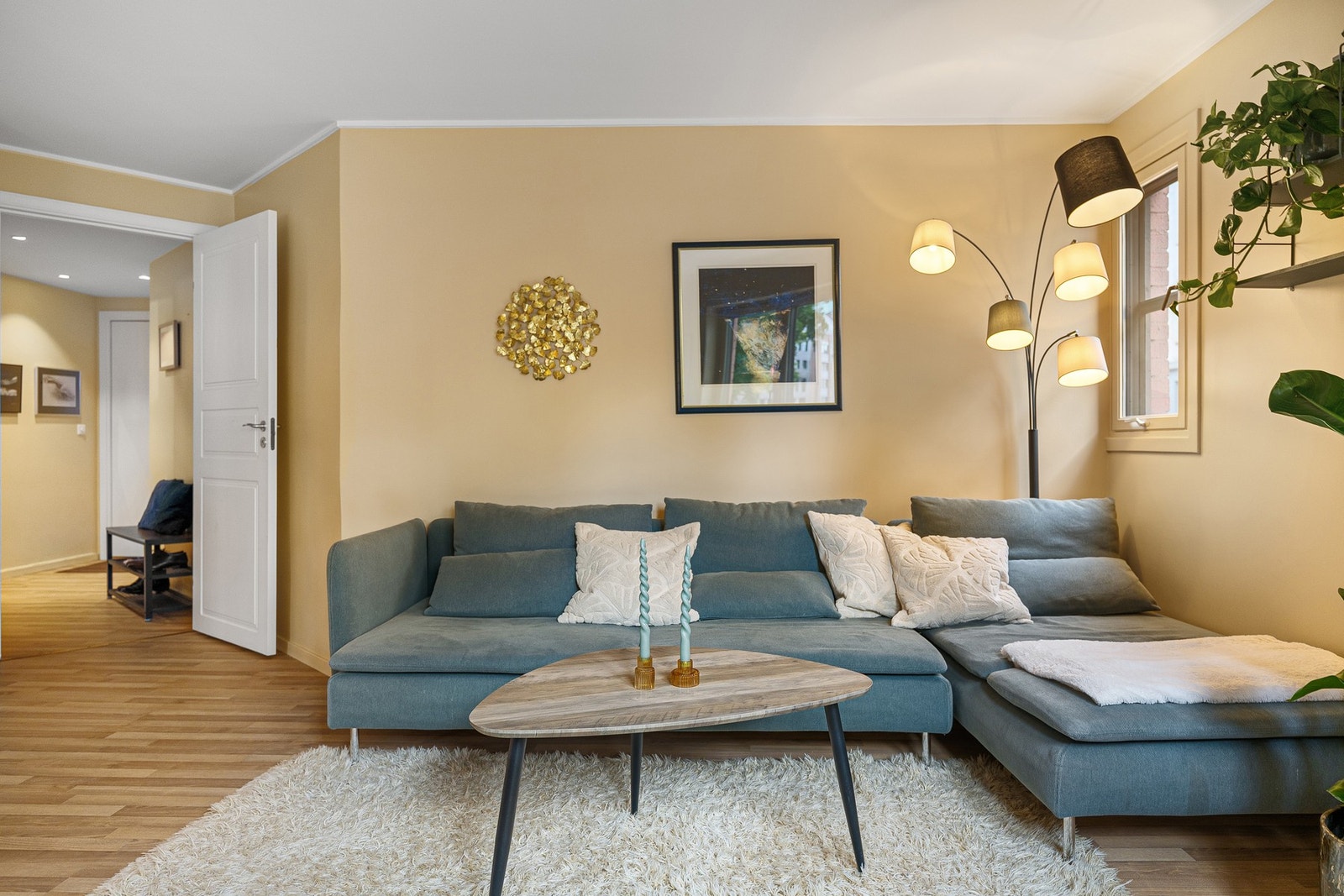God plass til sofa, TV og tilhørende møblement i stuen. Galleribilde